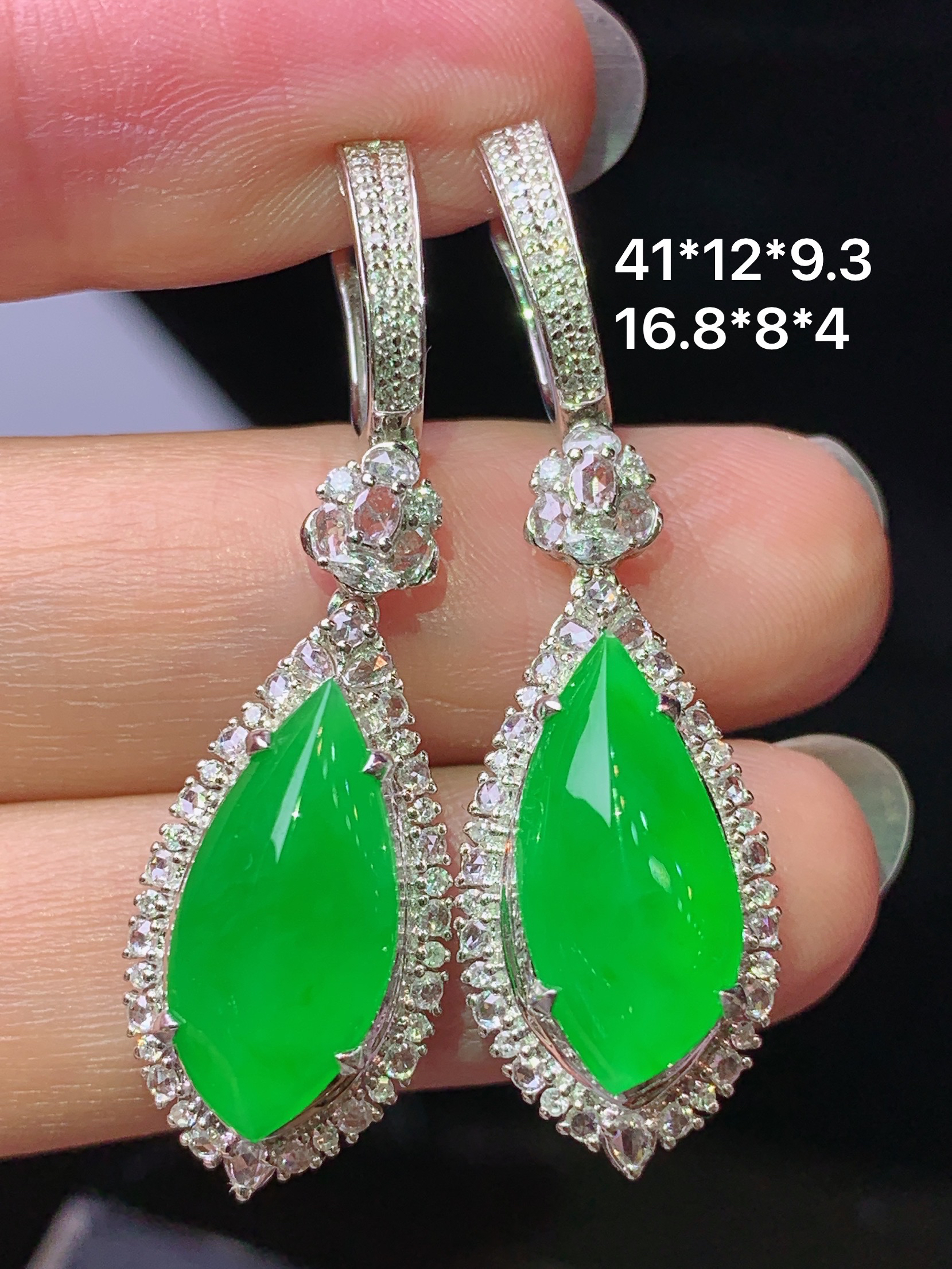 18k金钻镶嵌冰阳绿随形耳坠 玉质细腻 色泽艳丽清新 水润亮眼 整体尺寸41*12*9.3h2