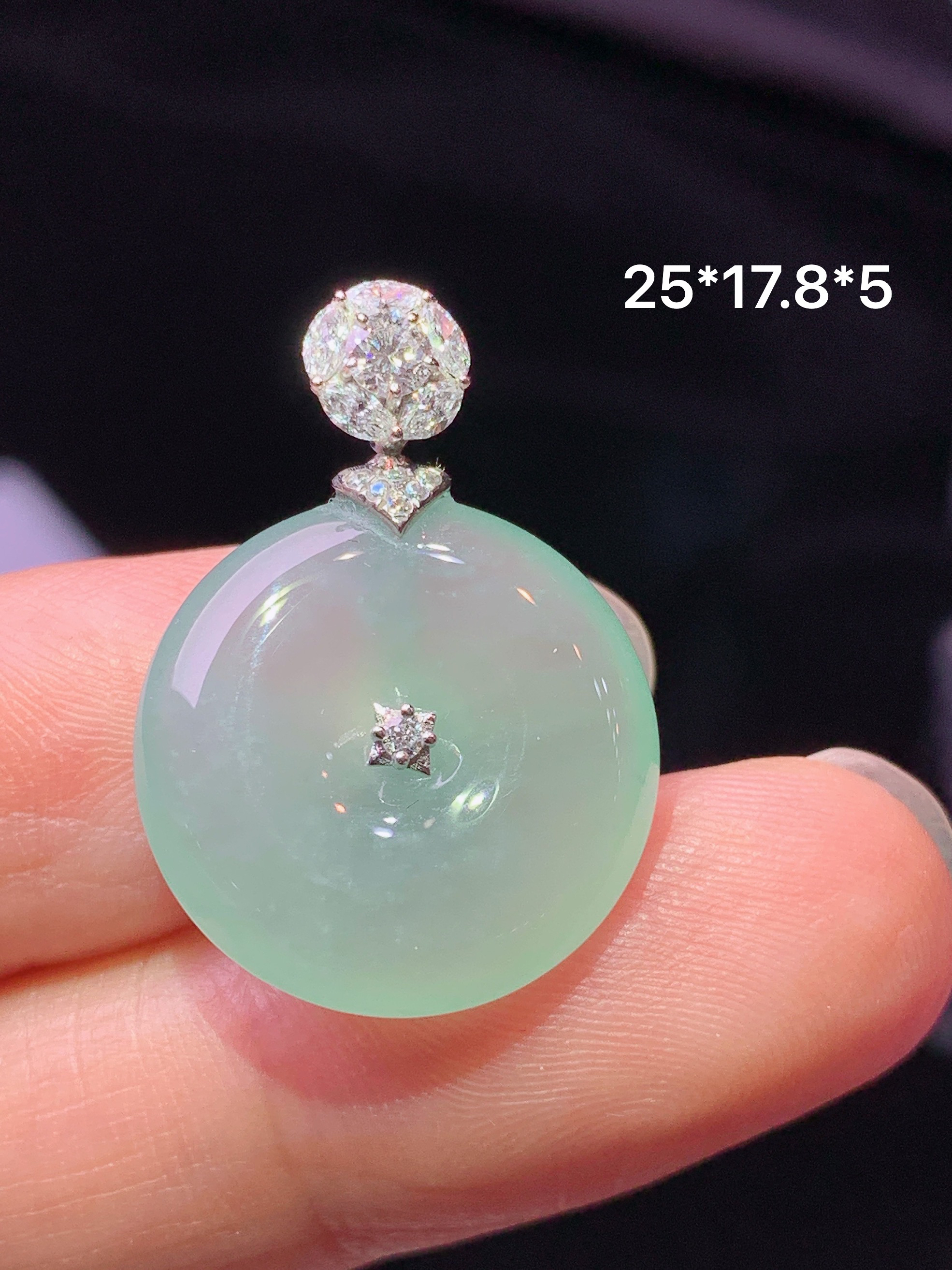 18k金钻镶嵌冰种浅绿平安扣吊坠 玉质细腻 色泽艳丽清新 水润亮眼 整体尺寸25*17.8*5c1