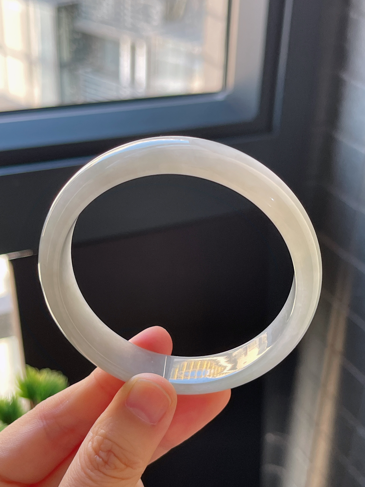 正圈58.6圈口，翡翠糯化种淡绿色手镯