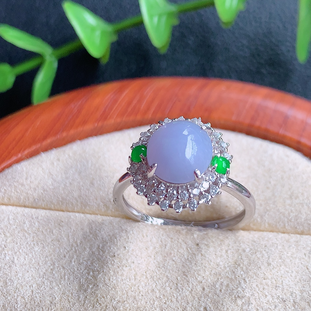 冰润紫罗兰精美翡翠蛋面戒指  玉质细腻  冰清玉润  飘花灵动  颜色漂亮  W502.27  内径尺寸：17.5-13.5-9.5mm  裸石尺寸：8.8-7.8mm