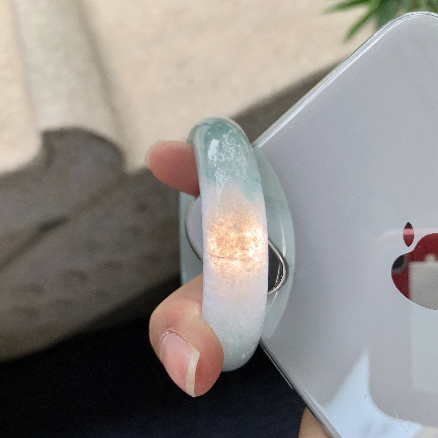 贵妃54 55
【圈口】54.6/49/13/7.3
【描述】糯冰飘蓝花，水润，种老，细腻，打灯有棉线！..