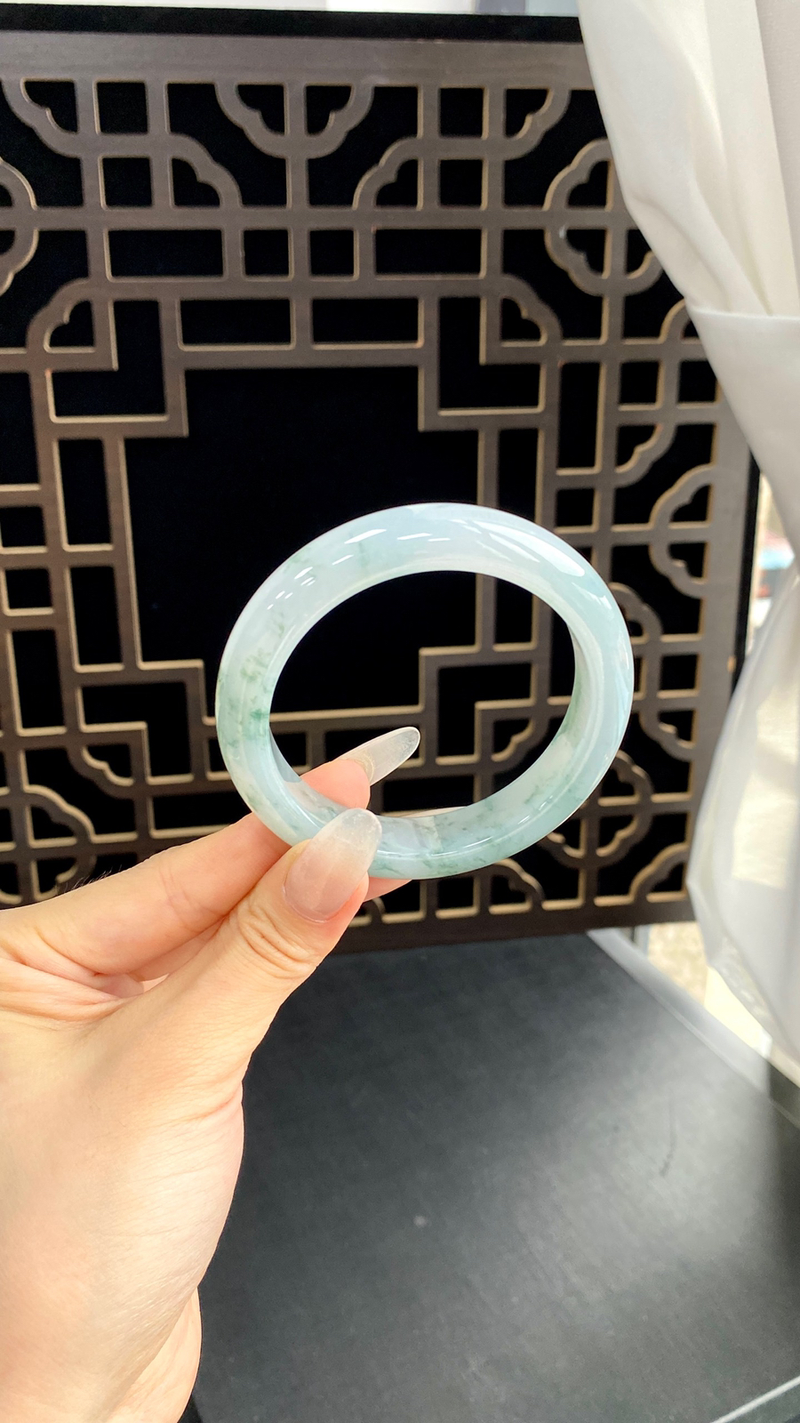 【飘花手镯】
尺寸：53-11.9-8.7
自然光无滤镜，原图直出