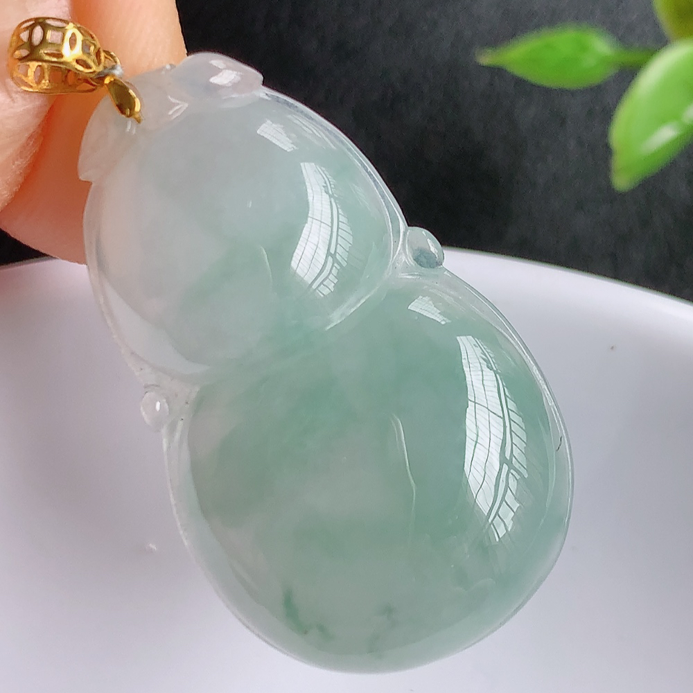 18k金扣冰润飘花葫芦翡翠吊坠  寓意“福禄双全，加官进爵，财源滚滚” 莹润通透，抱满大气  清新脱俗    W415.27 尺寸：30-18-5.8mm