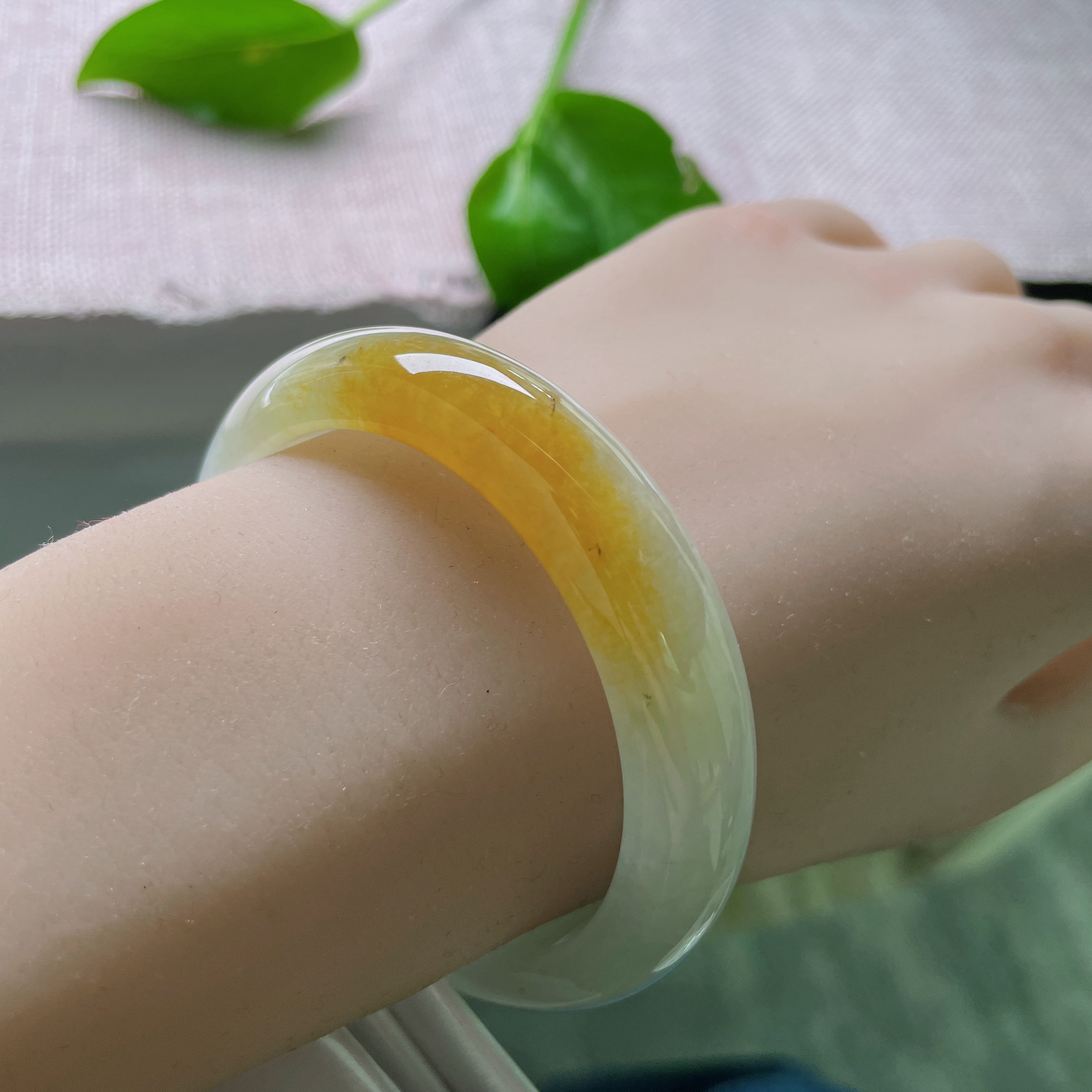 52.6/12.4/7.8黄翡正圈，金辉凝玉，一镯一温柔。上手自带氛围感。洒乌鸡，ss50933a..