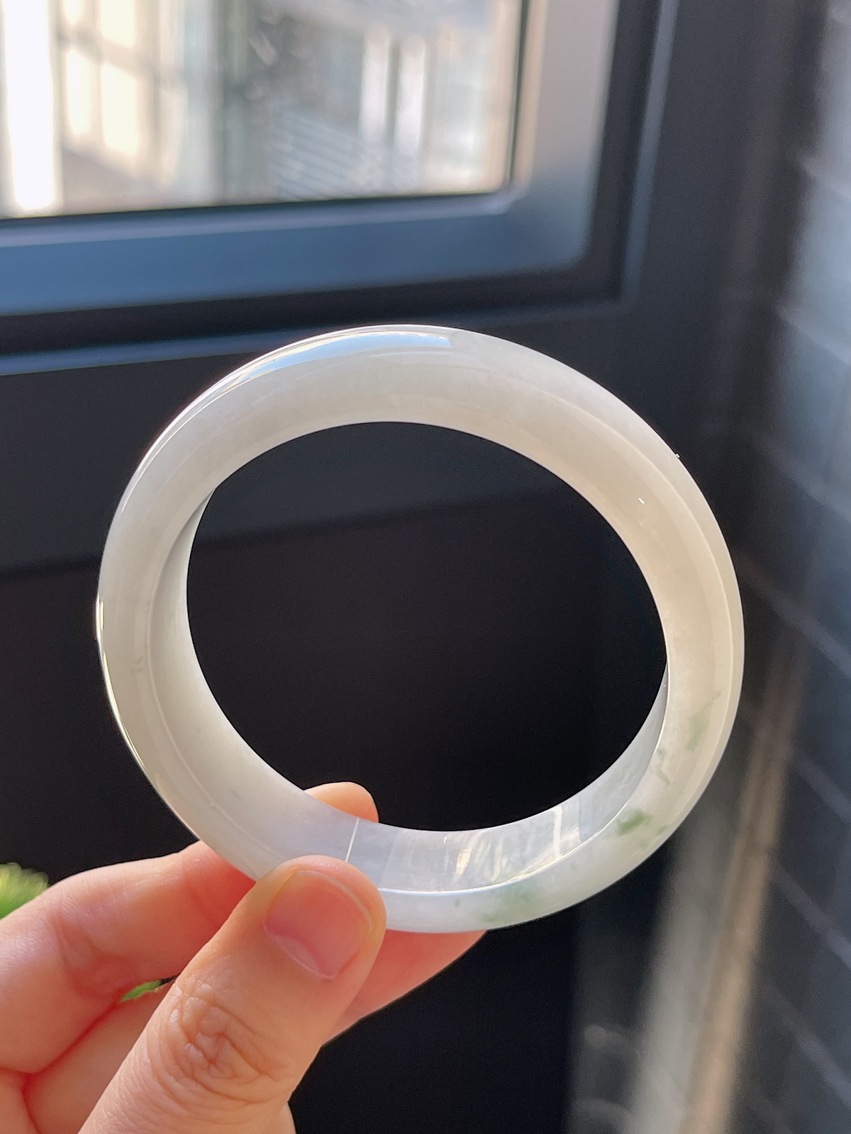 正圈55.5圈口，翡翠糯化种淡绿色手镯