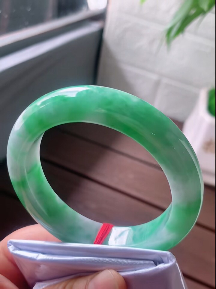 正圈58.8圈口，翡翠糯化种飘绿手镯