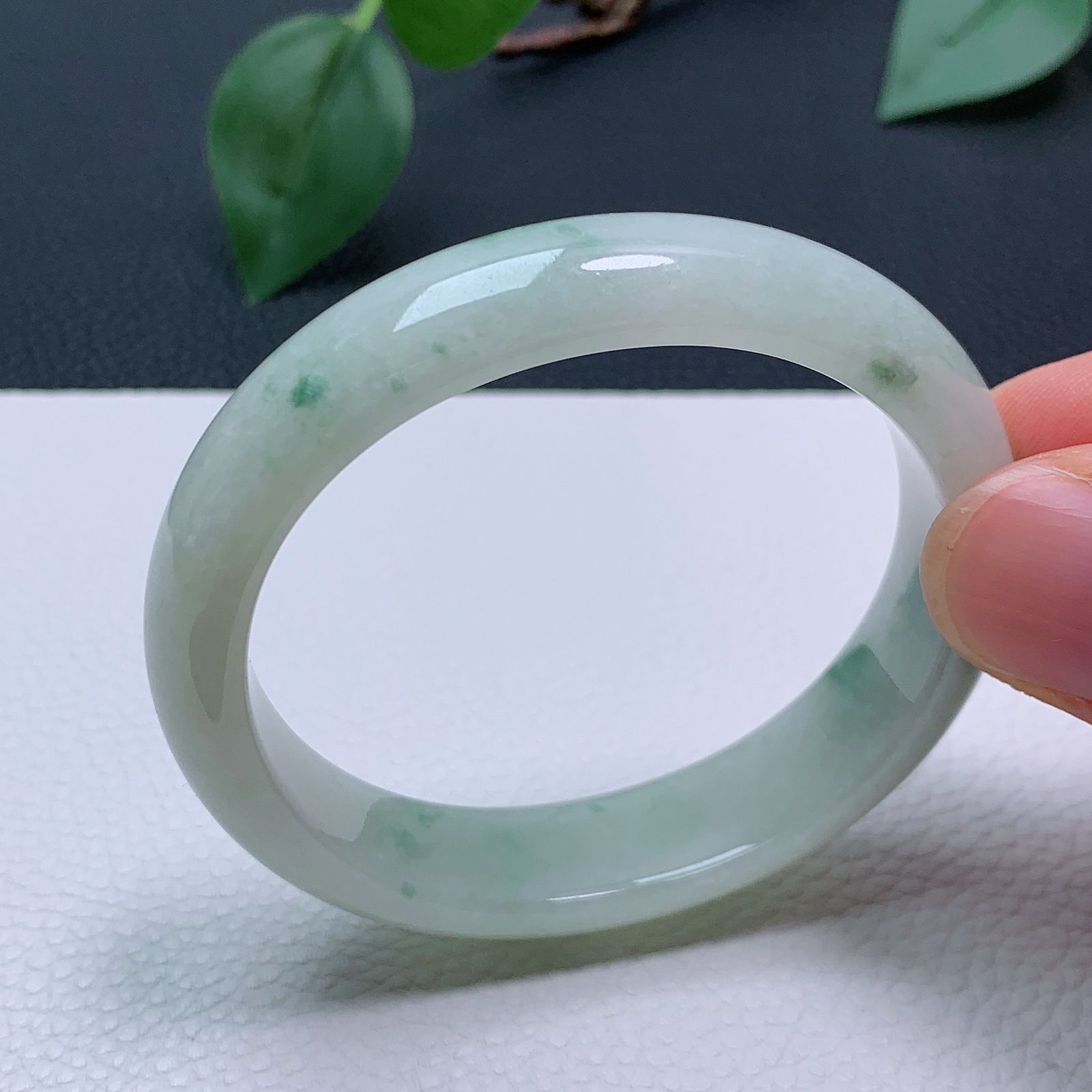 天然翡翠 小圈口50-51老坑飘花贵妃手镯 玉质细腻 种水好 尺寸:51-46-12.5-6.8mm   M99