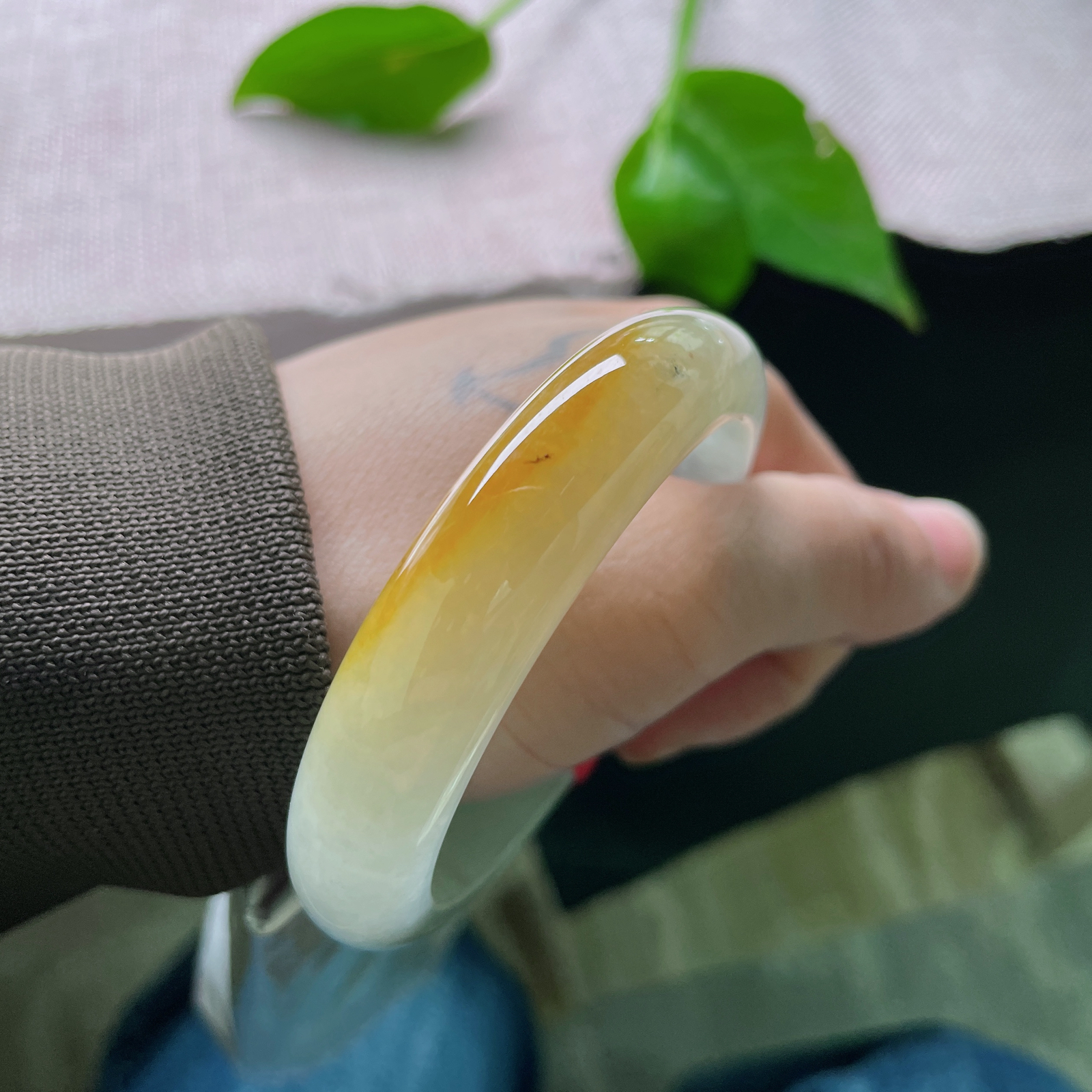 52.6/12.4/7.8黄翡正圈，金辉凝玉，一镯一温柔。上手自带氛围感。洒乌鸡，ss50933a..