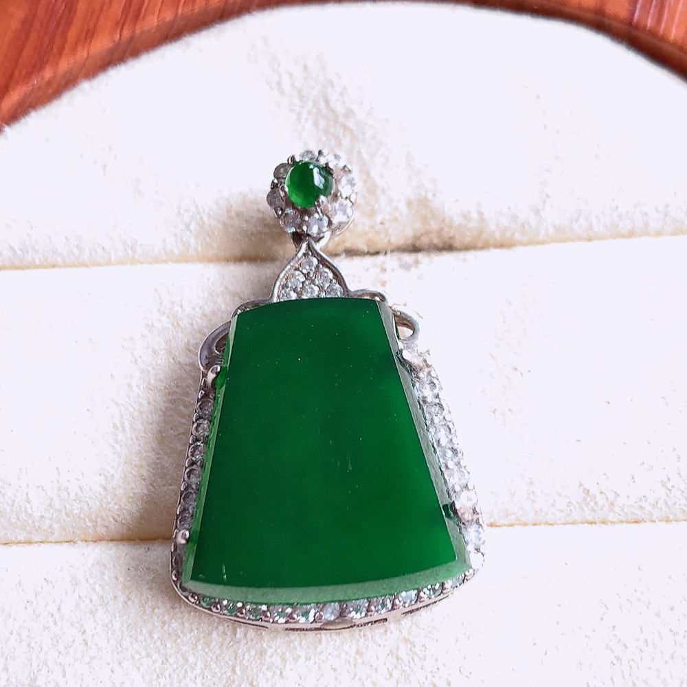 冰润飘绿无事牌翡翠吊坠，平平安安，万事如意，沁人心脾，清秀高雅，925银饰镶嵌 W502.27  整体尺寸：30-18.6-6mm   裸石尺寸：18-16.3mm