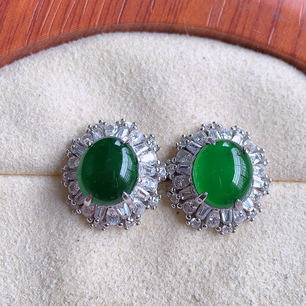 冰满绿翡翠925银镶嵌蛋面耳钉，自然光实拍，翠色灵动，颜色漂亮，种老水足，品相佳，佩戴佳品！W502