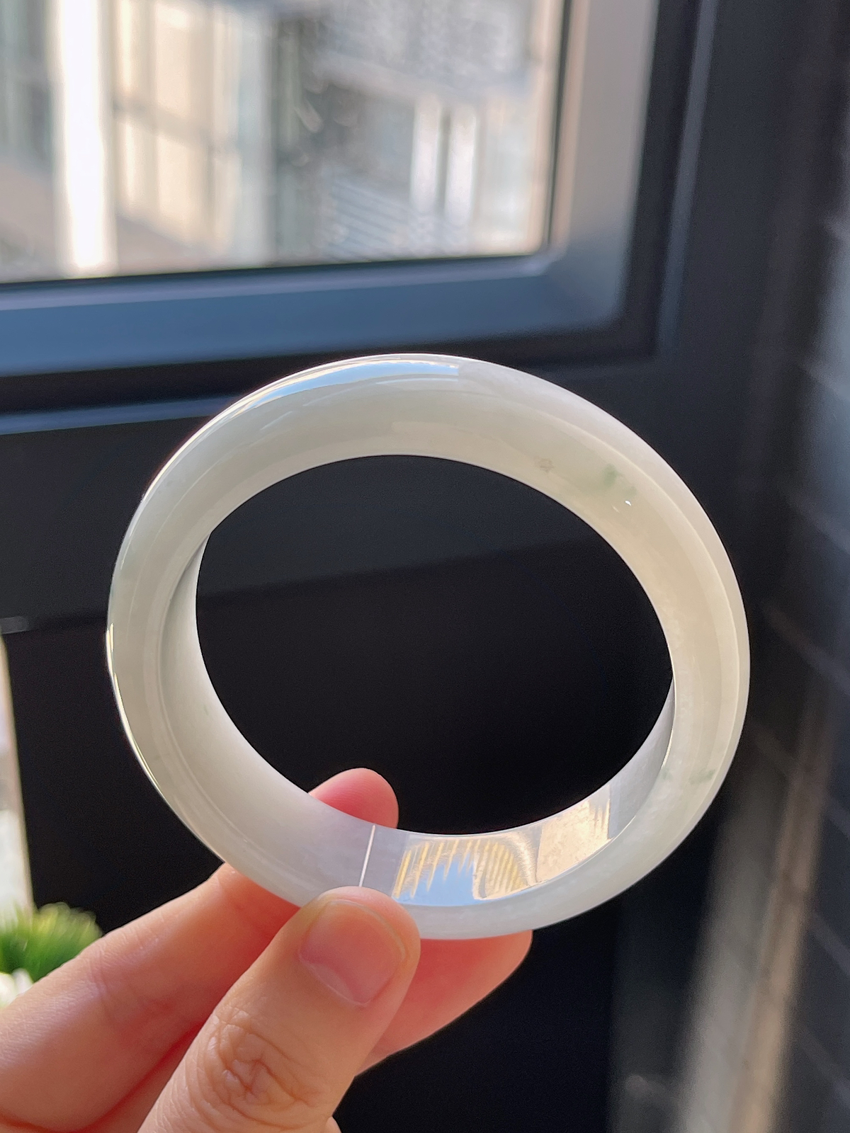 正圈55.5圈口，翡翠糯化种淡绿色手镯