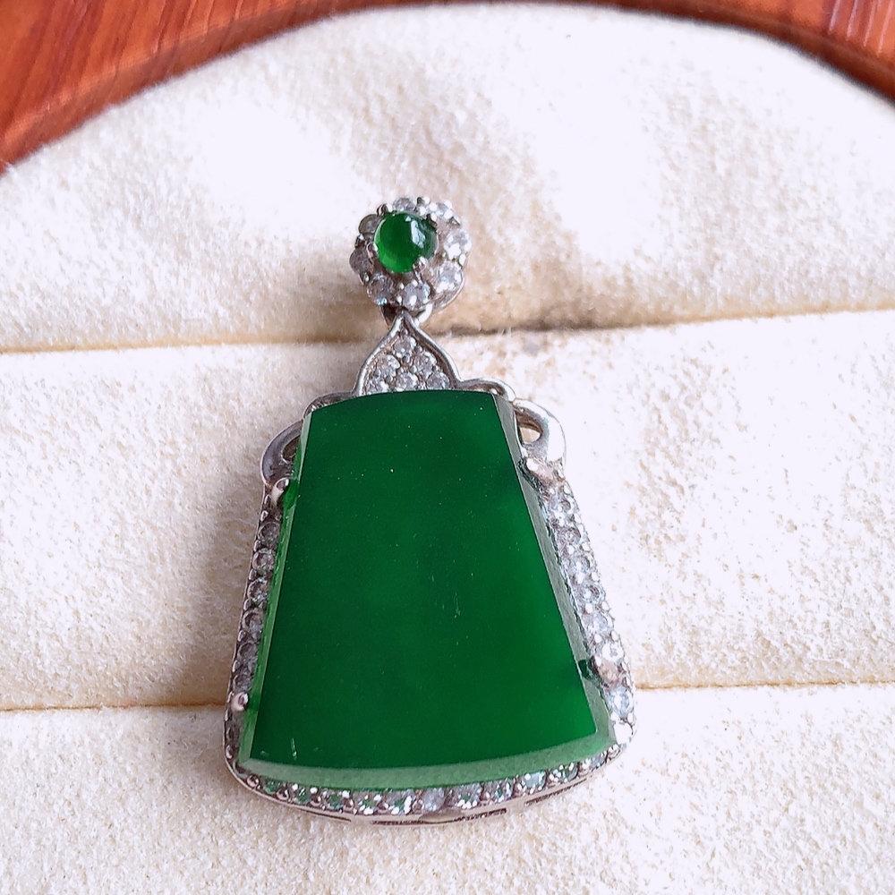 冰润飘绿无事牌翡翠吊坠，平平安安，万事如意，沁人心脾，清秀高雅，925银饰镶嵌 W502.27  整体尺寸：30-18.6-6mm   裸石尺寸：18-16.3mm