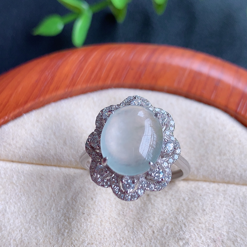 冰翡翠925银镶嵌蛋面指环，自然光实拍，翠色灵动，颜色漂亮，种老水足，品相佳，佩戴佳品！W502.27  内圈尺寸：17.5-17.5-8.6mm  裸石尺寸：11.2-9.2mm