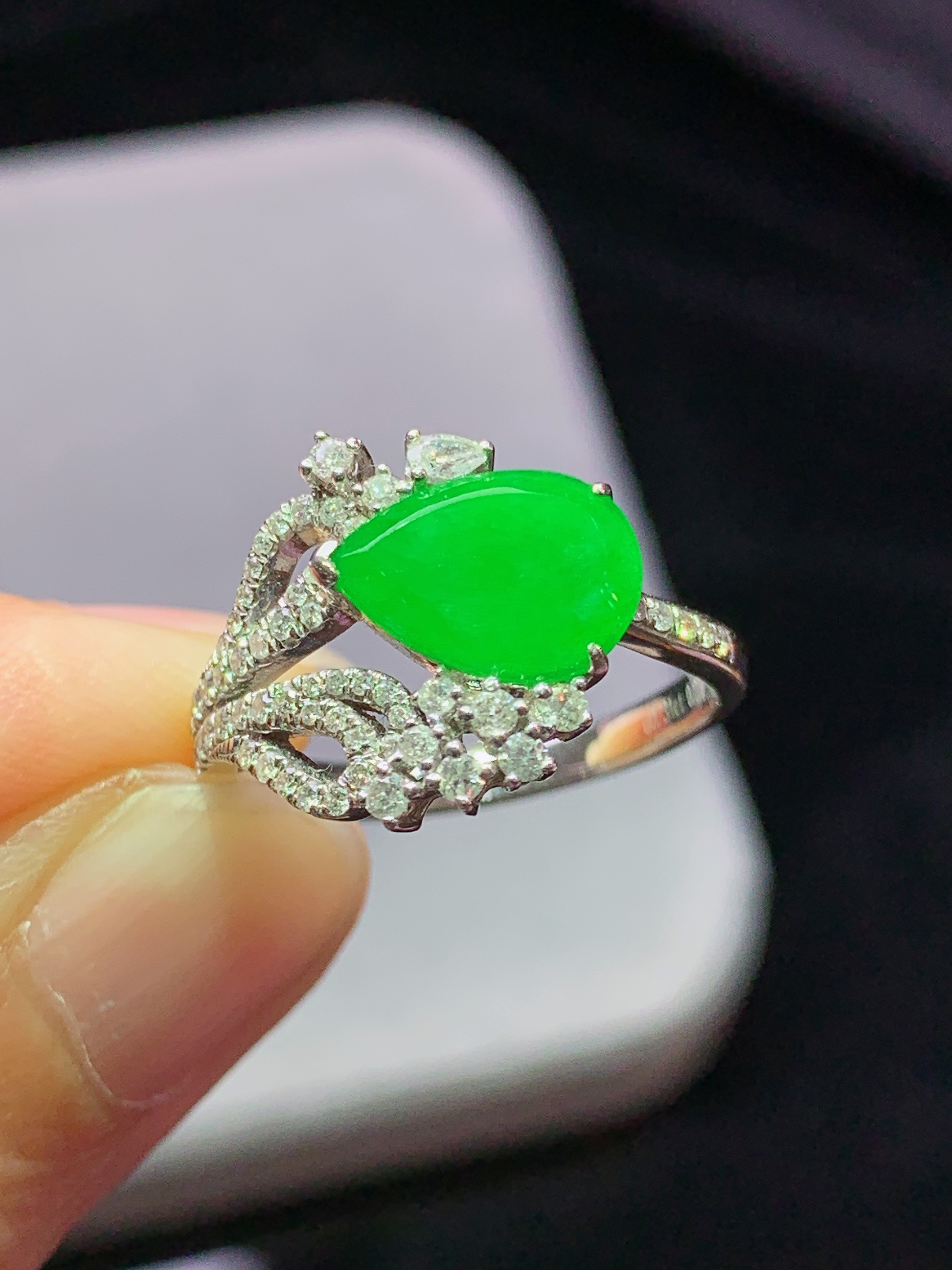 18k金钻镶嵌冰阳绿水滴戒指 玉质细腻 色泽艳丽清新 水润亮眼 圈口14 裸石尺寸10*6.3*2m2