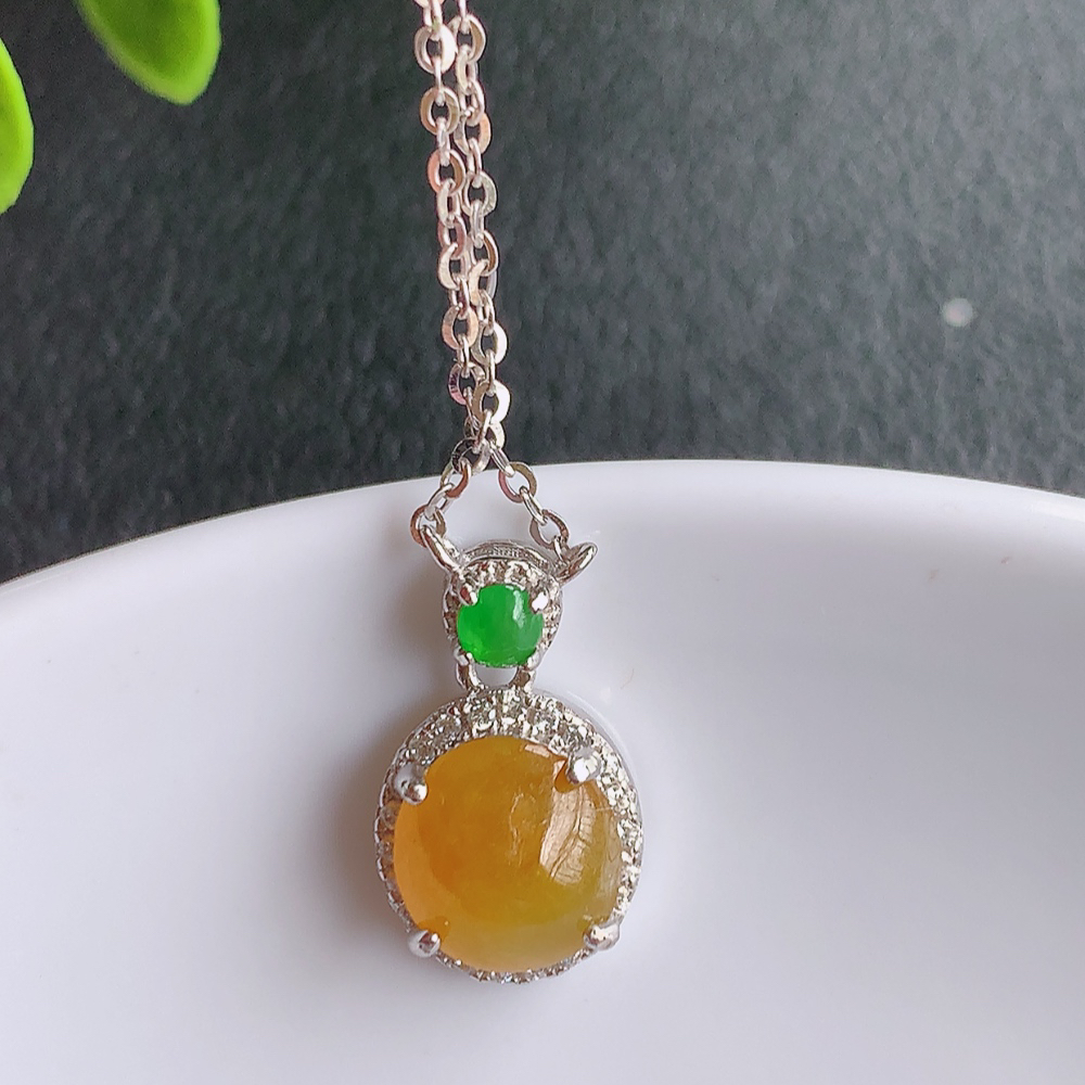 冰润黄翡蛋面翡翠吊坠，925银饰镶嵌  质地细腻，清秀高雅，饱满圆润  款式大方经典，颜色鲜艳，沁人心脾，高质量精品   W502.27  整体尺寸：15-9.3-5.6mm   裸石尺寸：8-7.5mm