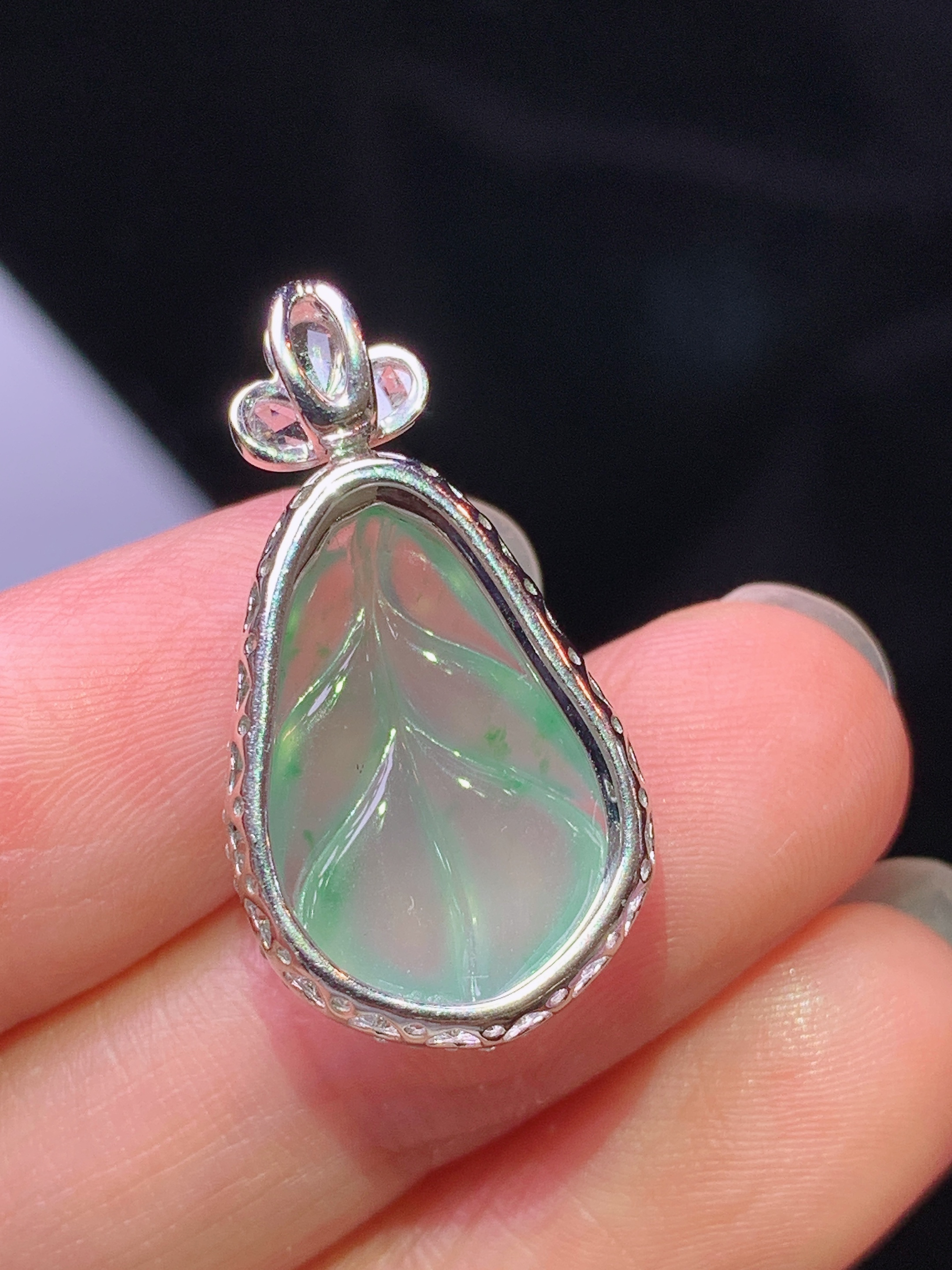 18k金钻镶嵌冰种树叶吊坠 玉质细腻 色泽艳丽清新 水润亮眼 整体尺寸26.8*14*8c1