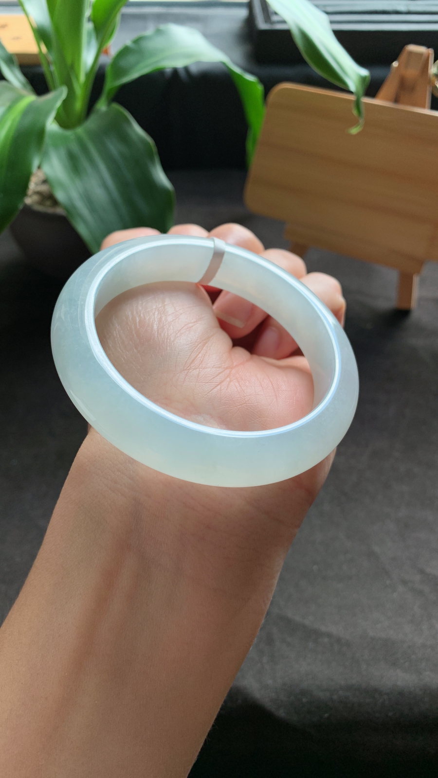 56圈口 天然A货翡翠手镯 种水好 版型宽厚 水润细腻