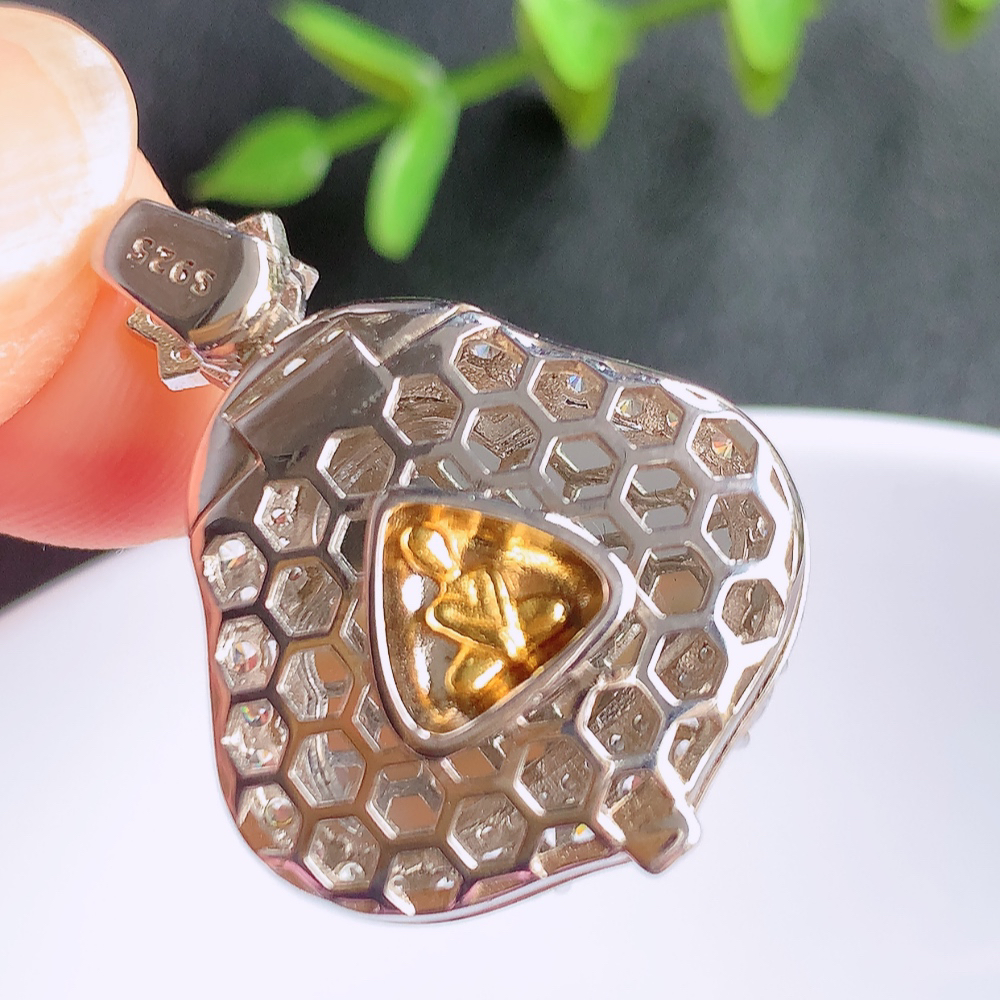 冰润满绿佛公挂件 925银饰镶嵌 玉质细腻  精雕弥勒佛，笑佛福耳垂肩，面相喜庆，开怀大笑，憨态可掬。惟妙惟肖，寓意福禄双全，吉祥美满，笑口常开 W502.27  整体尺寸：31.3-22.5-9.5mm   裸石尺寸：14-19.6mm