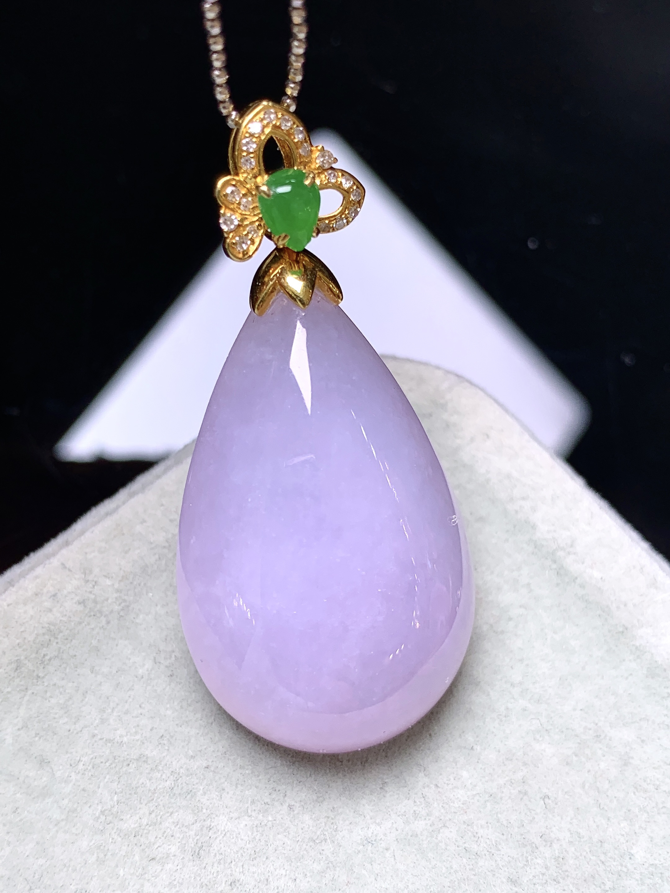 18k金钻镶嵌紫罗兰水滴吊坠 玉质细腻 色泽艳丽清新 水润亮眼 整体尺寸42*19.8*10L4