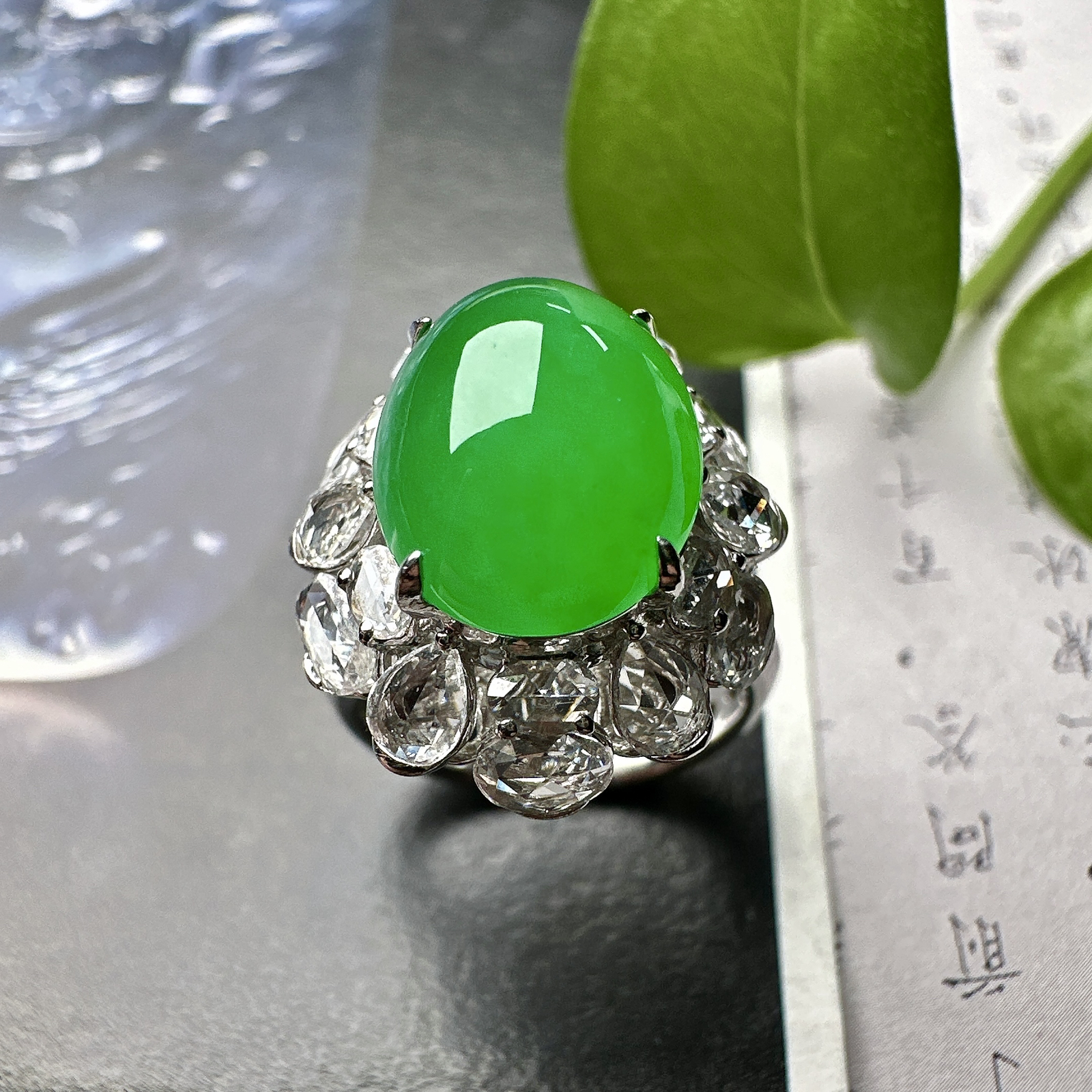 【冰种满绿蛋面戒指】质地均匀细腻，冰润起光，胶感强烈，颜色娇艳，18K金钻精美镶嵌，裸石尺寸12.8*10.2*7.5毫米