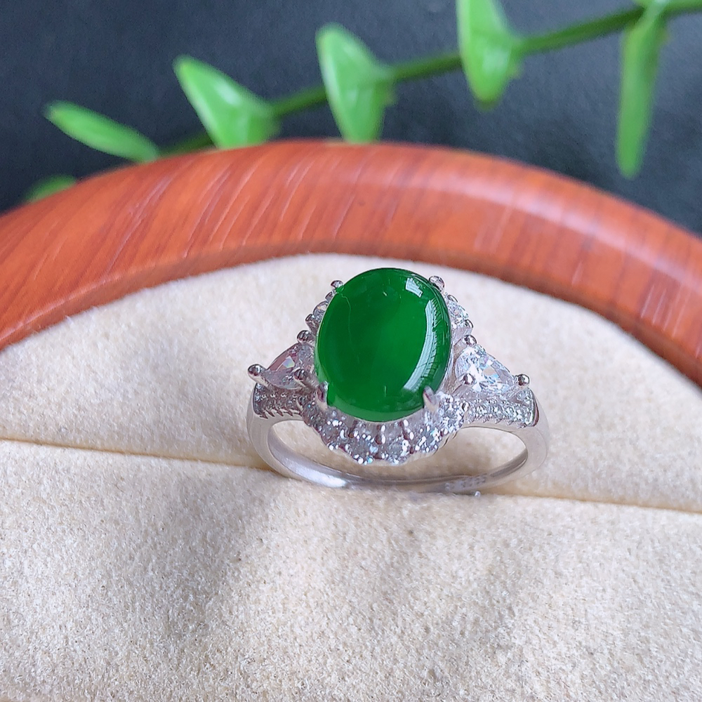 冰润满绿精美翡翠蛋面戒指  玉质细腻  冰清玉润  飘花灵动  颜色漂亮  W502.27  内径尺寸：17.5-13-6.3mm  裸石尺寸：10-8mm