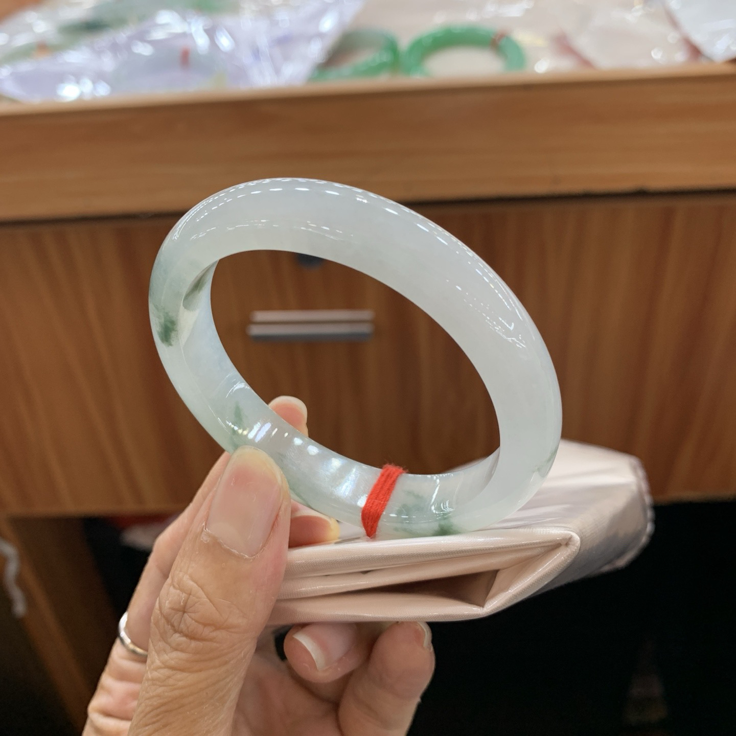 飘花贵妃翡翠手镯
55-48.4-11.5-8.1..