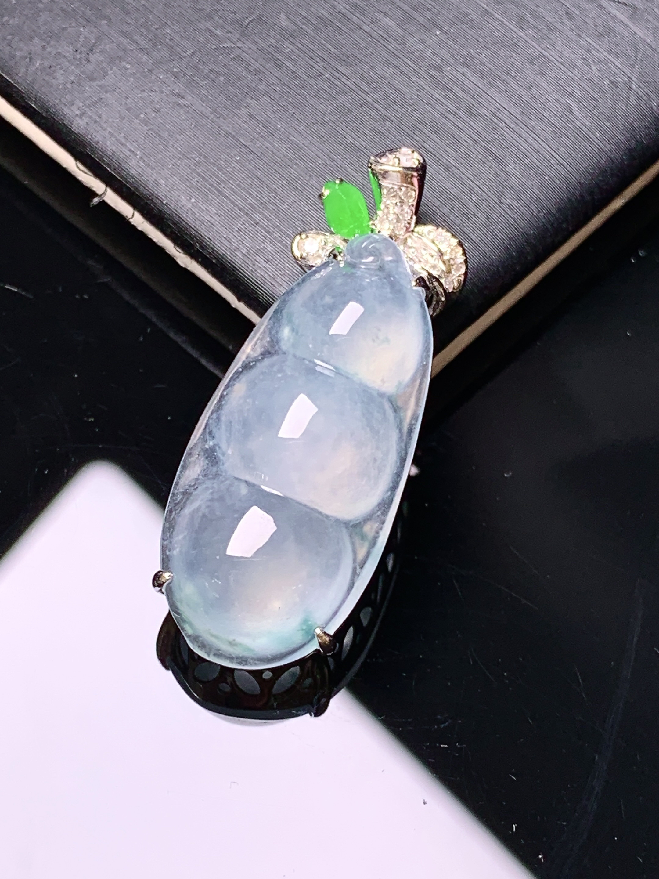 18k金钻镶嵌冰种四季豆吊坠 玉质细腻 色泽艳丽清新 水润亮眼 整体尺寸31.8*12.5*8.2g