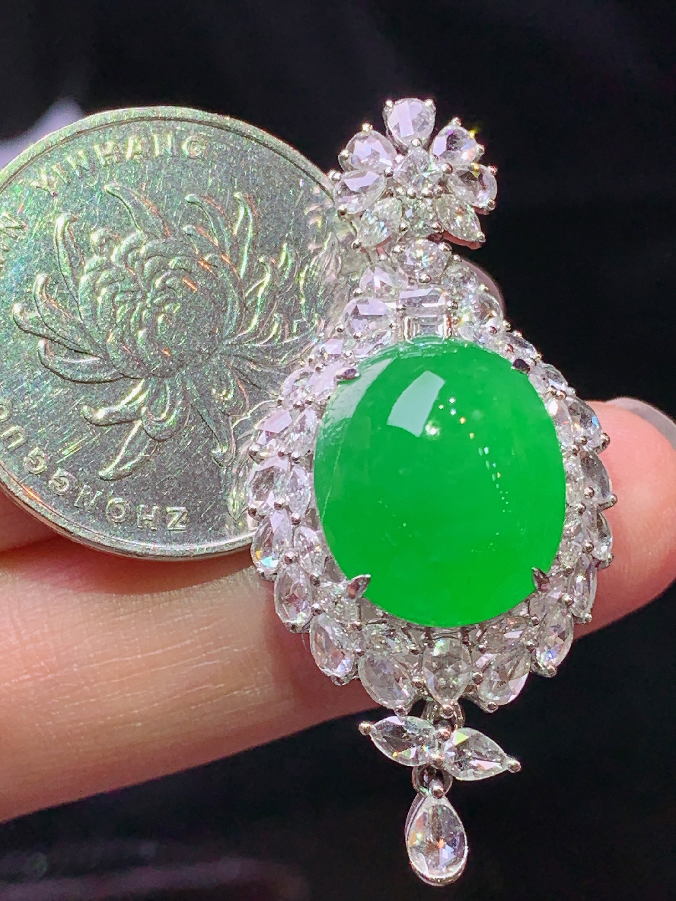 18k金钻镶嵌冰阳绿蛋面吊坠 玉质细腻 色泽艳丽清新 水润亮眼 整体尺寸41.5*19.3*14t2