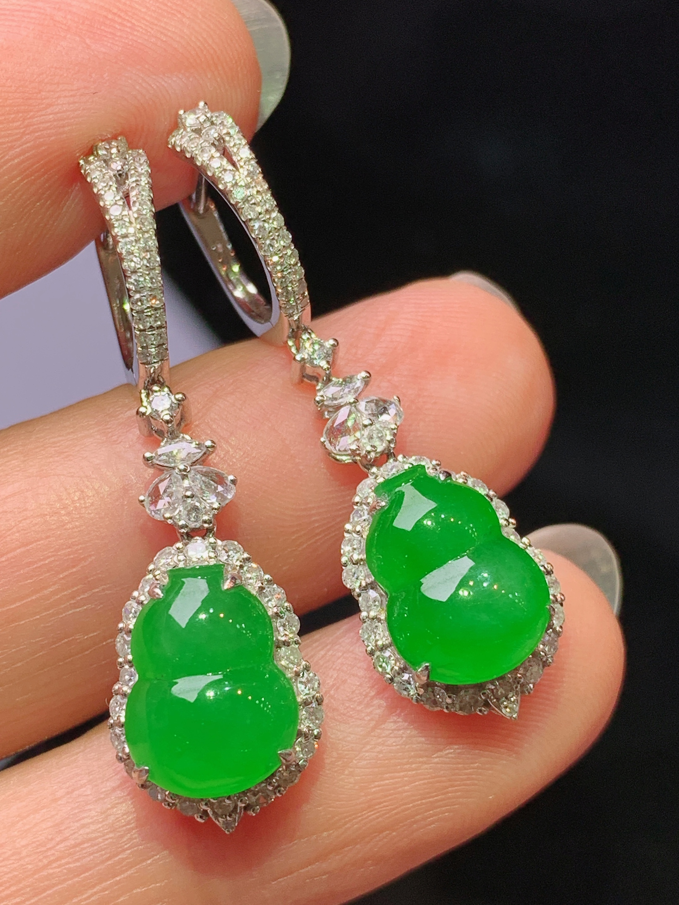 18k金钻镶嵌满绿葫芦耳坠 玉质细腻 色泽艳丽清新 水润亮眼 整体尺寸32.2*9.8*6.8h1