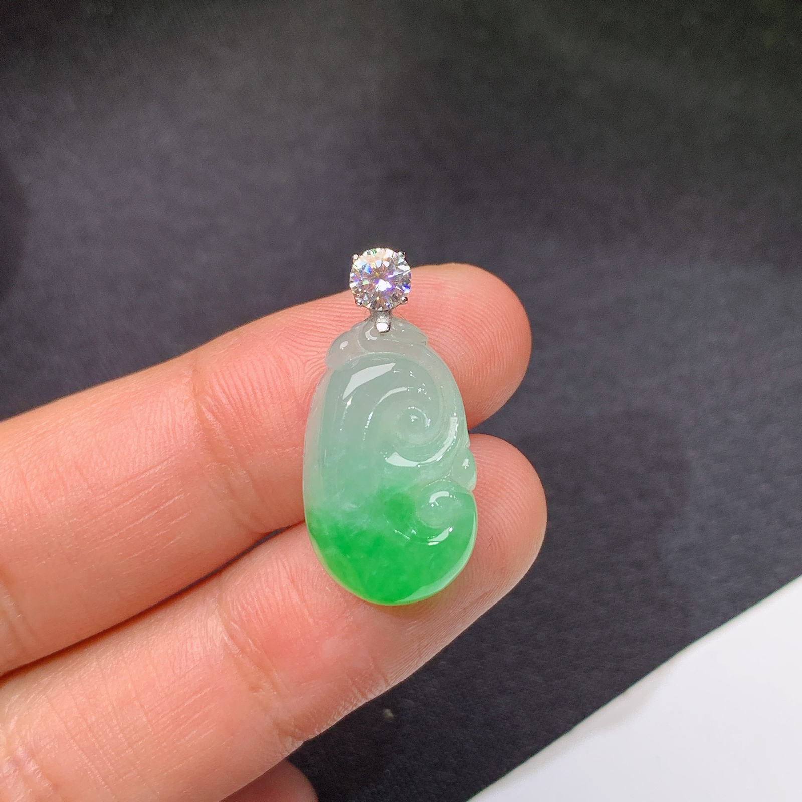 飘绿如意吊坠，18k金扣头，冰润细腻，种水足，Lt 尺寸23.7*11.4*4.9