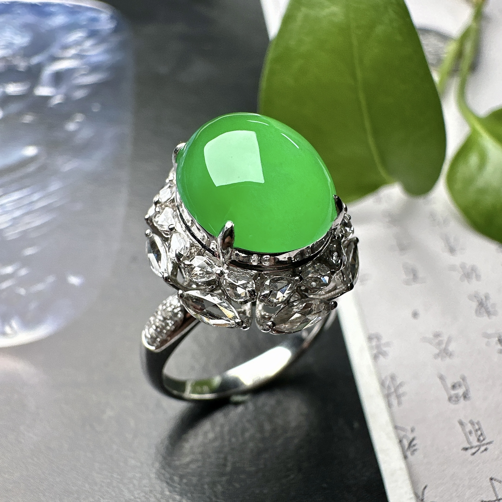 【冰种满绿蛋面戒指】阳绿色泽，质地均匀细腻，冰润起光，胶感强烈，颜色娇艳，18K金钻精美镶嵌，裸石尺