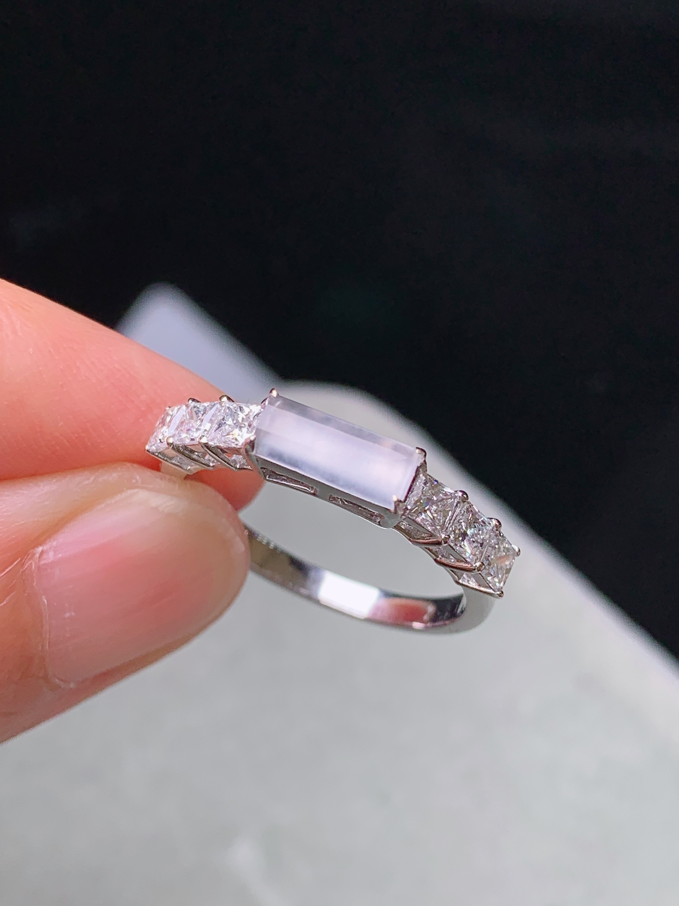 18k金钻镶嵌冰种玉柱戒指 玉质细腻 色泽艳丽清新 水润亮眼 圈口14 整体尺寸3.3*8*2m5