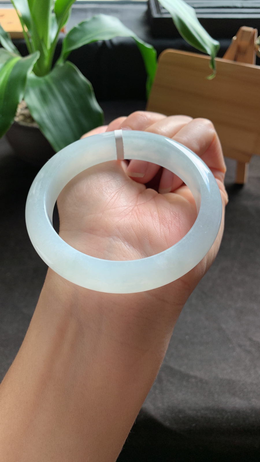 56圈口 天然A货翡翠手镯 种水好 版型宽厚 水润细腻