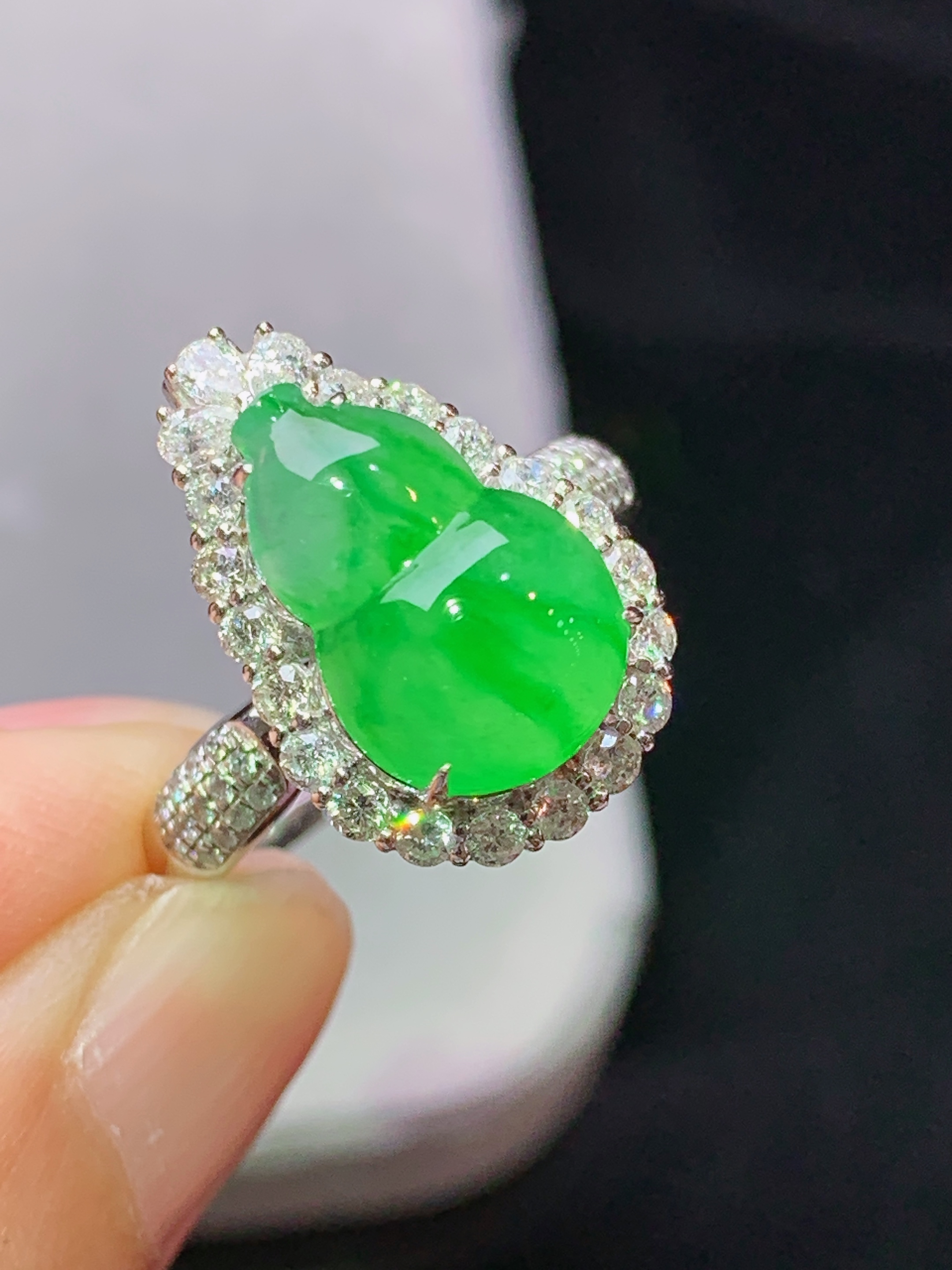 18k金钻镶嵌冰飘阳绿葫芦戒指吊坠两用款 玉质细腻 色泽艳丽清新 水润亮眼 圈口14 整体尺寸23.8*12.5*11m5