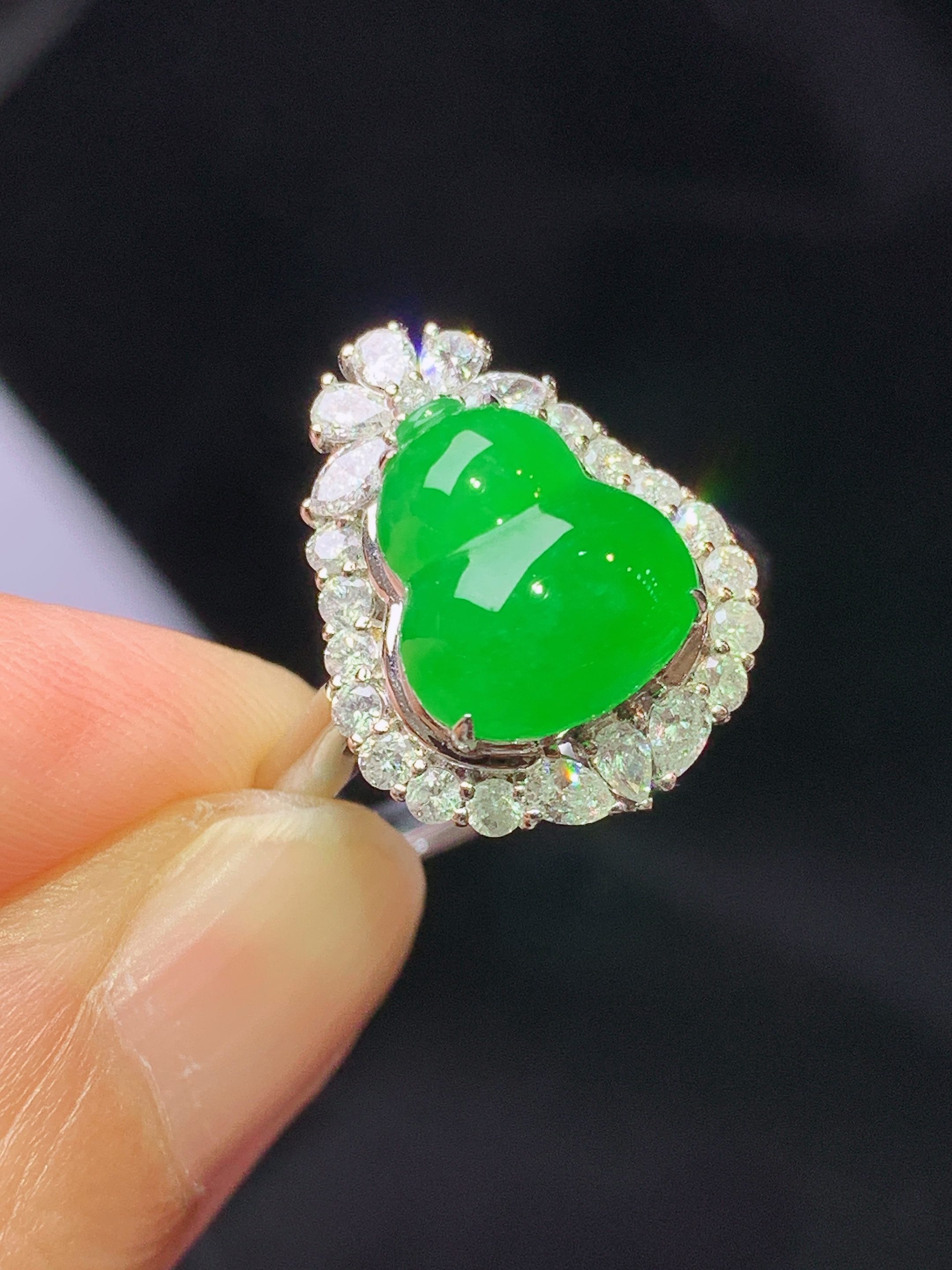 18k金钻镶嵌冰阳绿葫芦戒指 玉质细腻 色泽艳丽清新 水润亮眼 圈口13.5 整体尺寸17*13.5