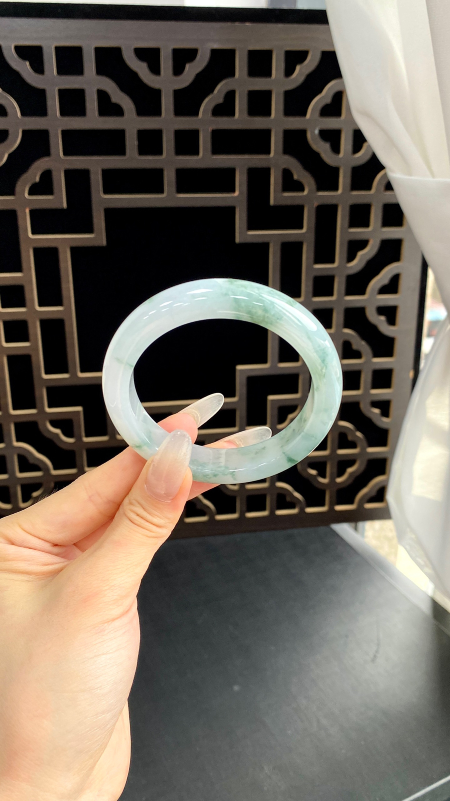 【飘花手镯】
尺寸：53-11.9-8.7
自然光无滤镜，原图直出