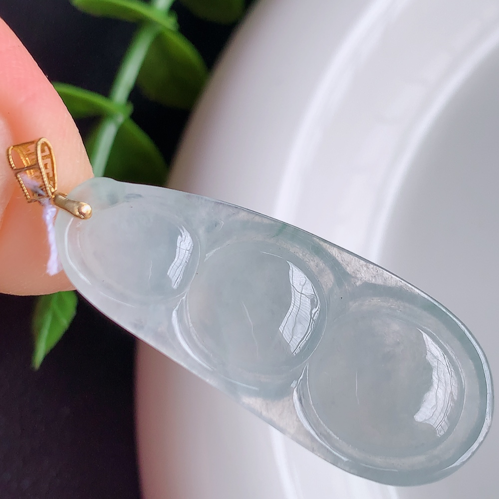 18k金扣冰润福豆翡翠挂件，老种飘花  冰清玉洁  胶感十足  寓意“四季平安，福气满满”颜色鲜艳，清新自然，饱满通透   W415.27  尺寸：35-14-5.3mm