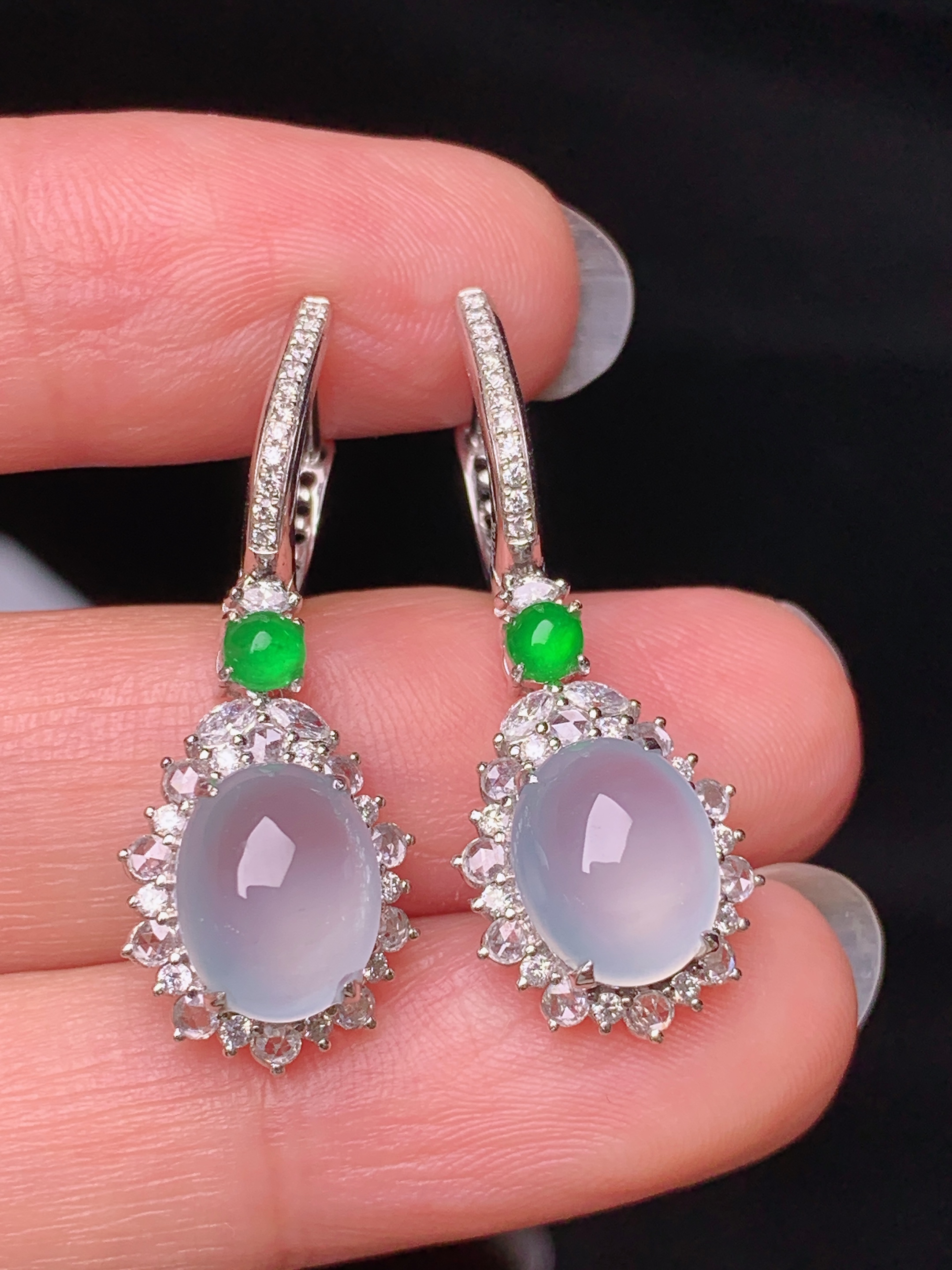 18k金钻镶嵌冰种蛋面耳坠 玉质细腻 色泽艳丽清新 水润亮眼 整体尺寸31.5*11.5*7.8y5