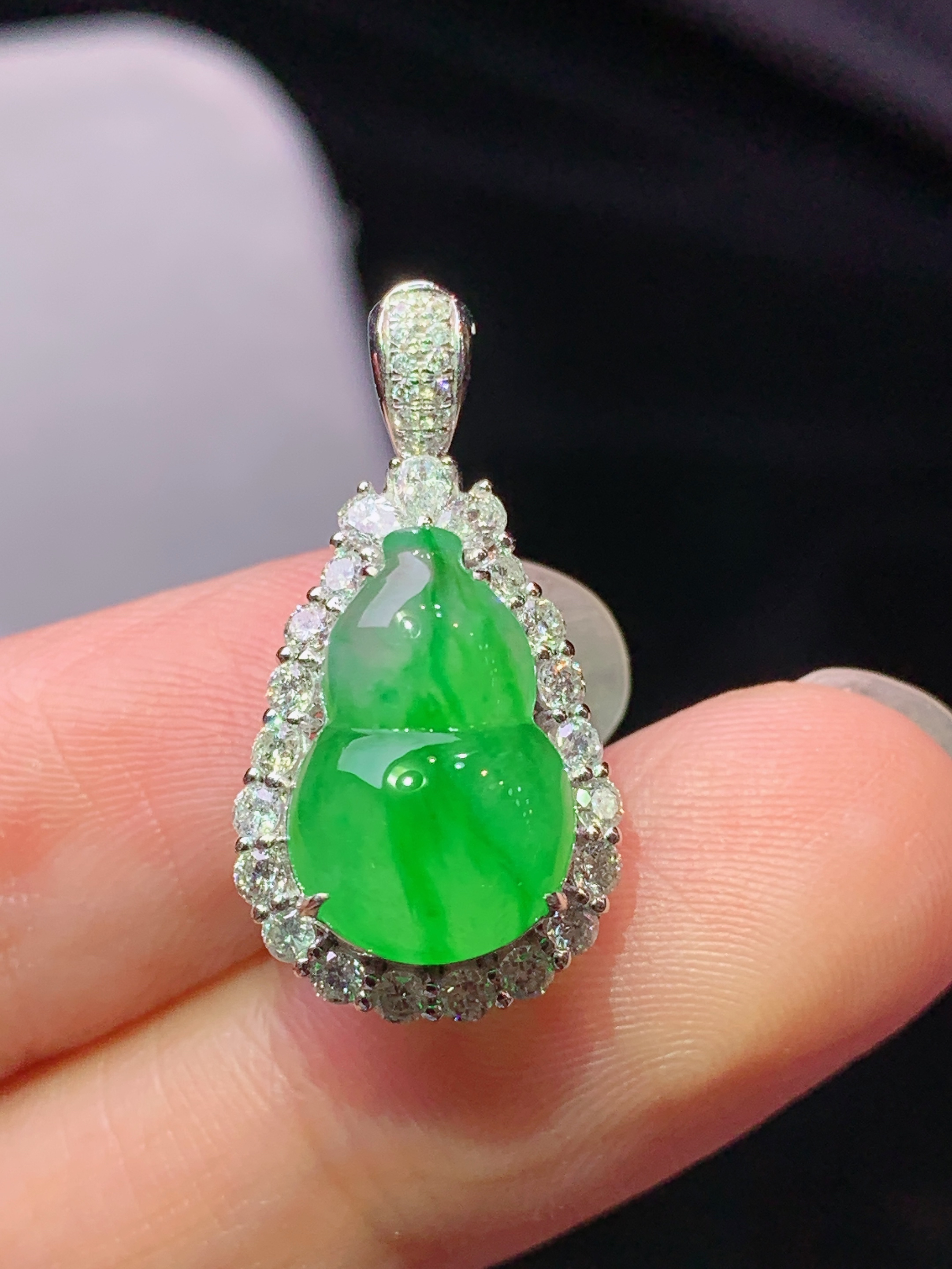 18k金钻镶嵌冰飘阳绿葫芦戒指吊坠两用款 玉质细腻 色泽艳丽清新 水润亮眼 圈口14 整体尺寸23.8*12.5*11m5
