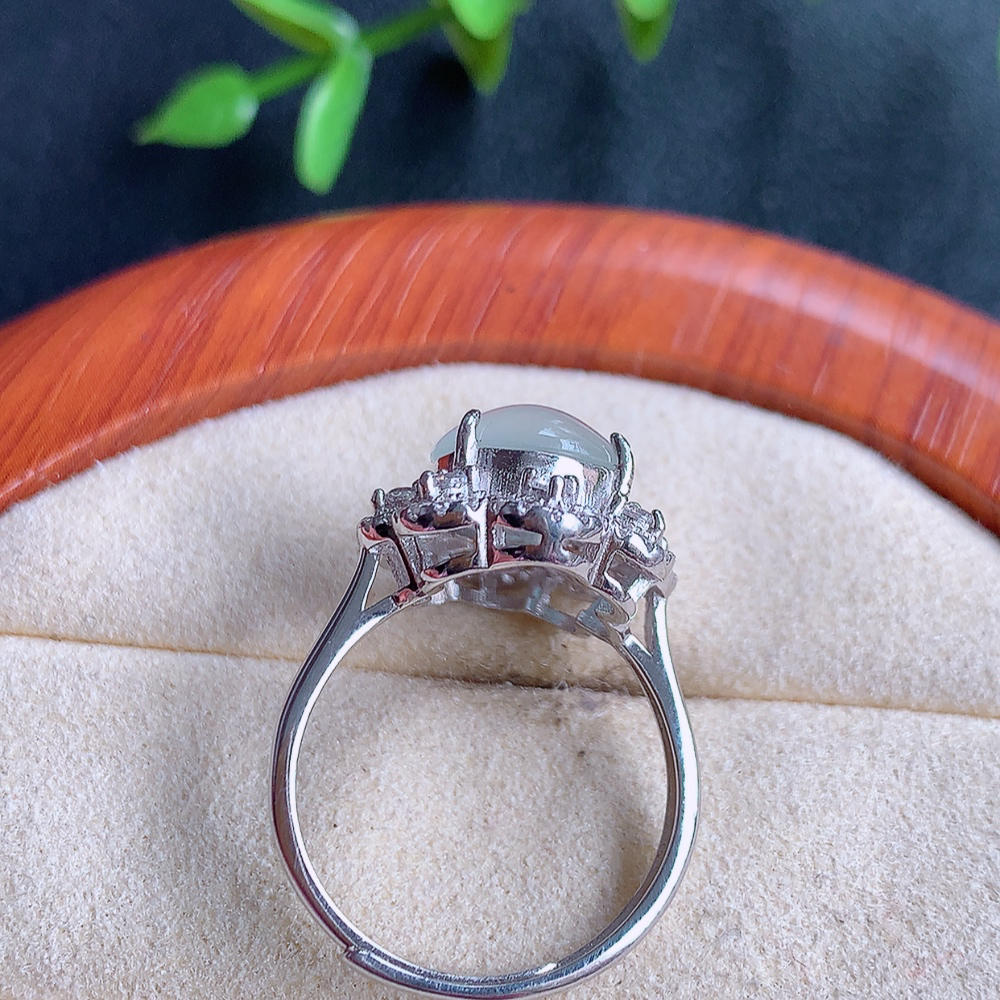 冰翡翠925银镶嵌蛋面指环，自然光实拍，翠色灵动，颜色漂亮，种老水足，品相佳，佩戴佳品！W502.27  内圈尺寸：17.5-17.5-8.6mm  裸石尺寸：11.2-9.2mm