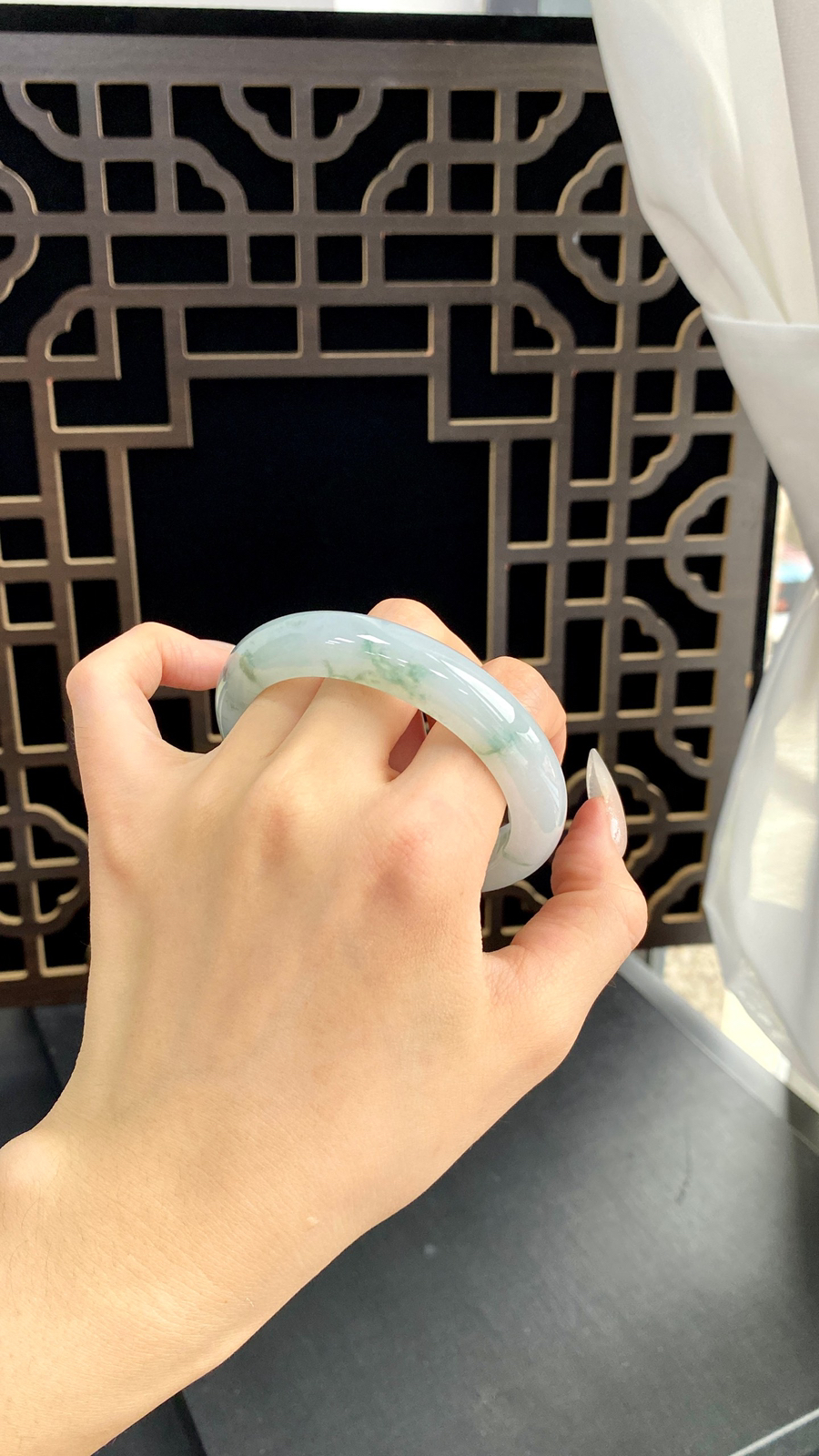 【飘花手镯】
尺寸：53-11.9-8.7
自然光无滤镜，原图直出