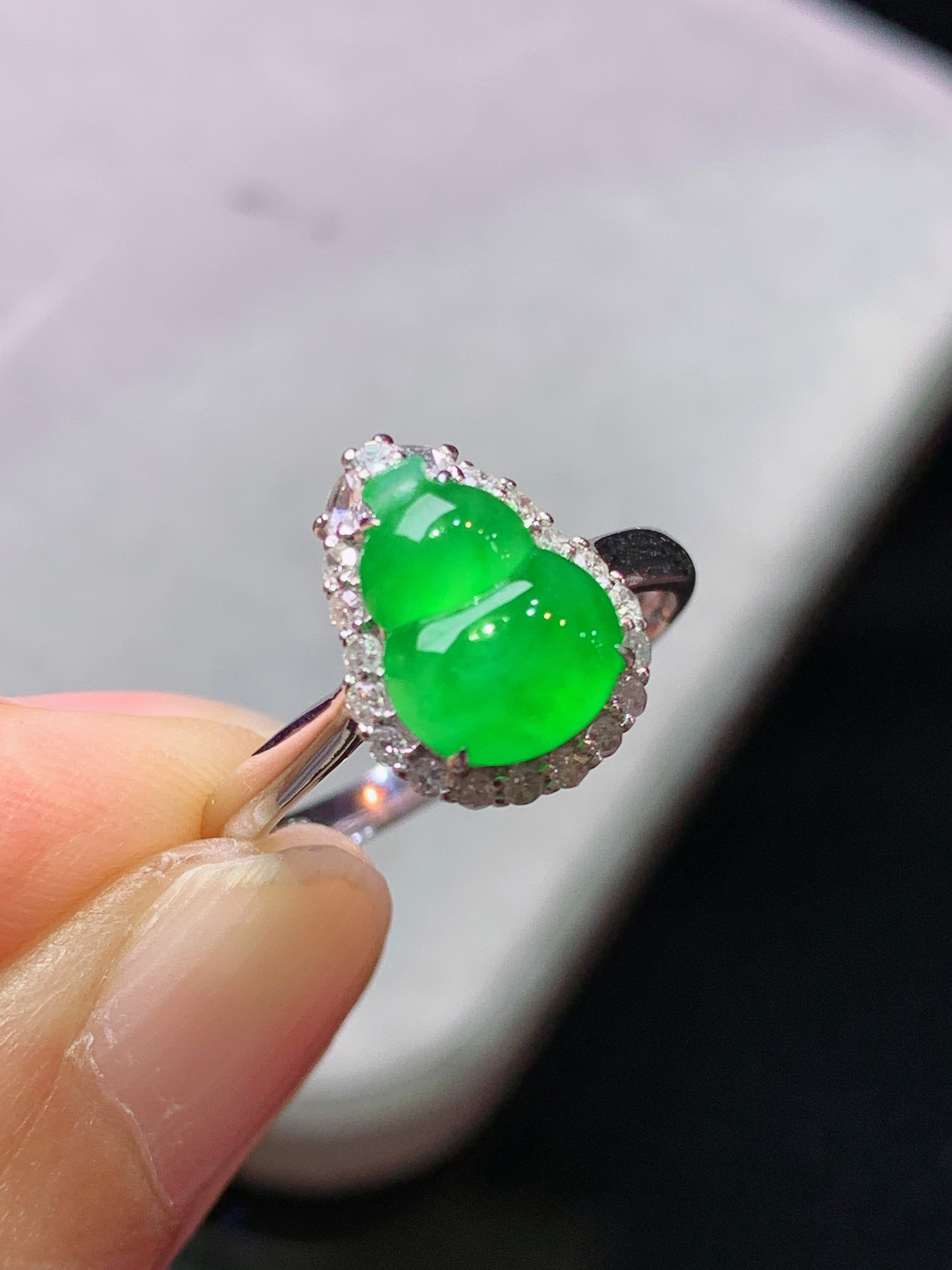 18k金钻镶嵌冰阳绿葫芦戒指 玉质细腻 色泽艳丽清新 水润亮眼 圈15 整体尺寸12.2*9.5*6