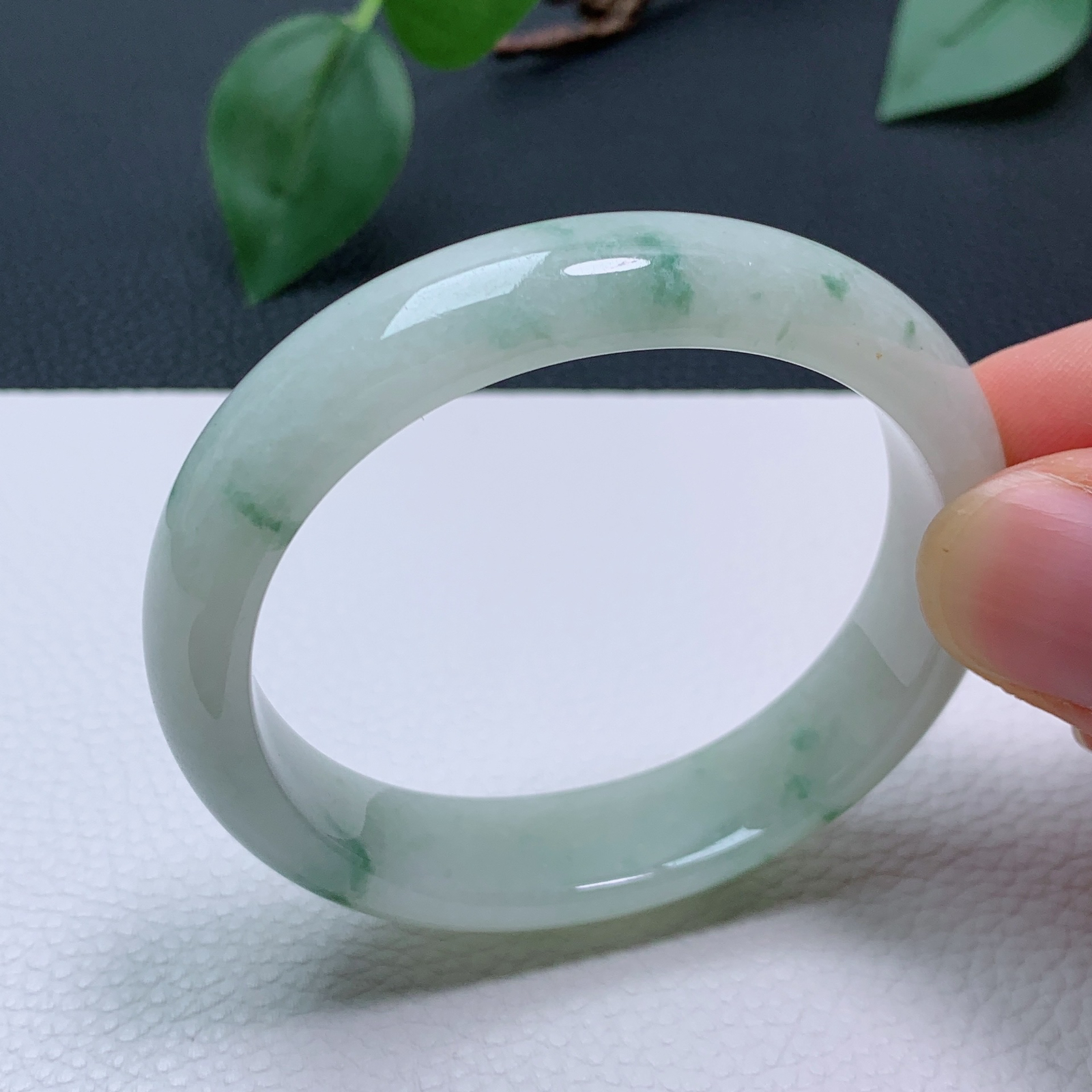 天然翡翠 小圈口50-51老坑飘花贵妃手镯 玉质细腻 种水好 尺寸:51-46-12.5-6.8mm   M99