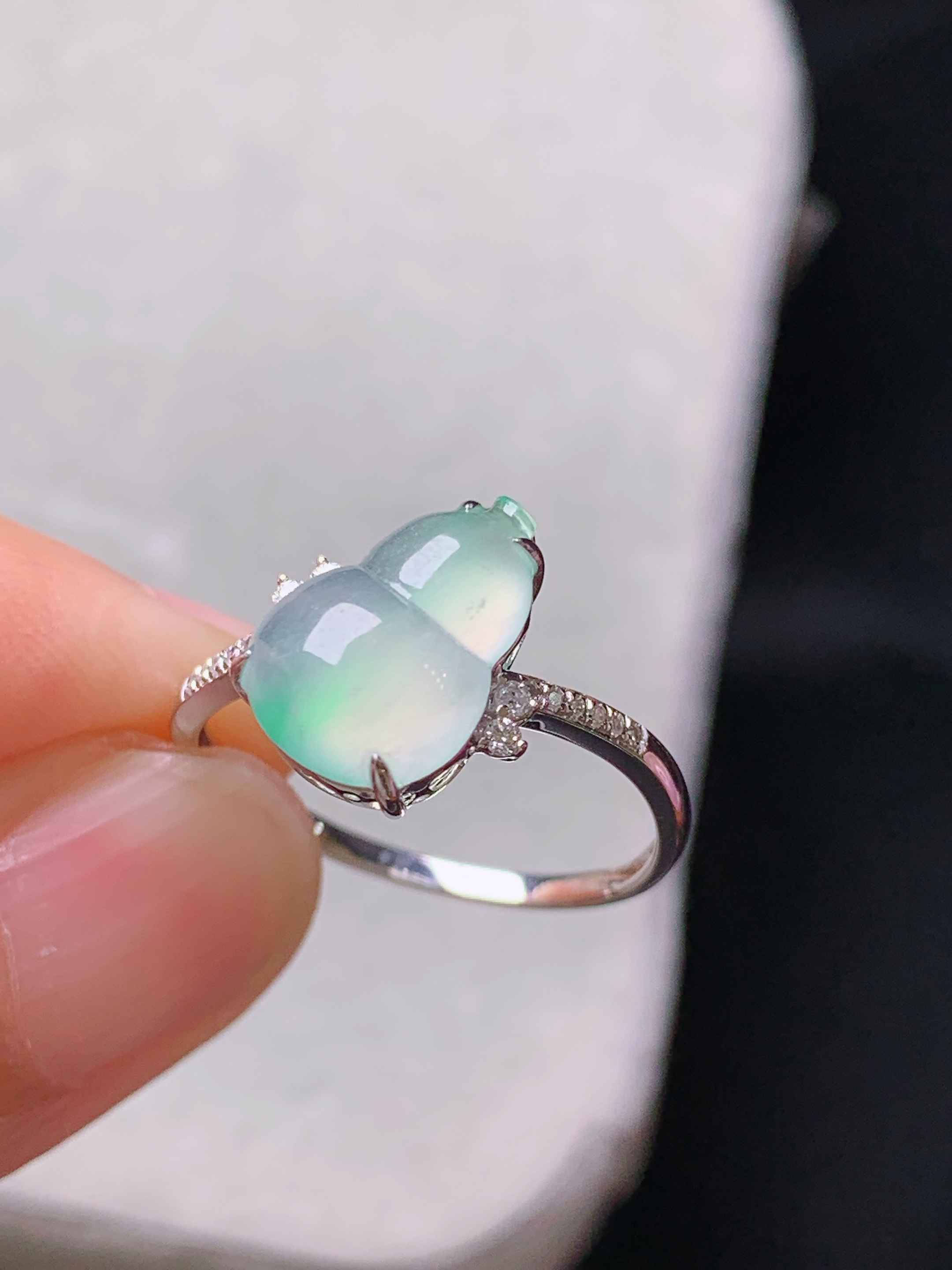 18k金钻镶嵌冰种飘绿葫芦戒指 玉质细腻 色泽艳丽清新 水润亮眼 圈口13.5 整体尺寸11.3*8*3.6g2