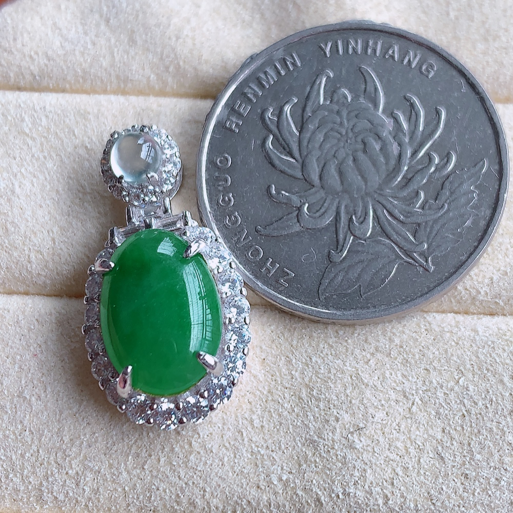 冰润飘绿蛋面翡翠吊坠，925银饰镶嵌  质地细腻，清秀高雅，饱满圆润  款式大方经典，颜色鲜艳，沁人心脾，高质量精品   W502.27  整体尺寸：24.6-13-7.5mm   裸石尺寸：12.5-9mm