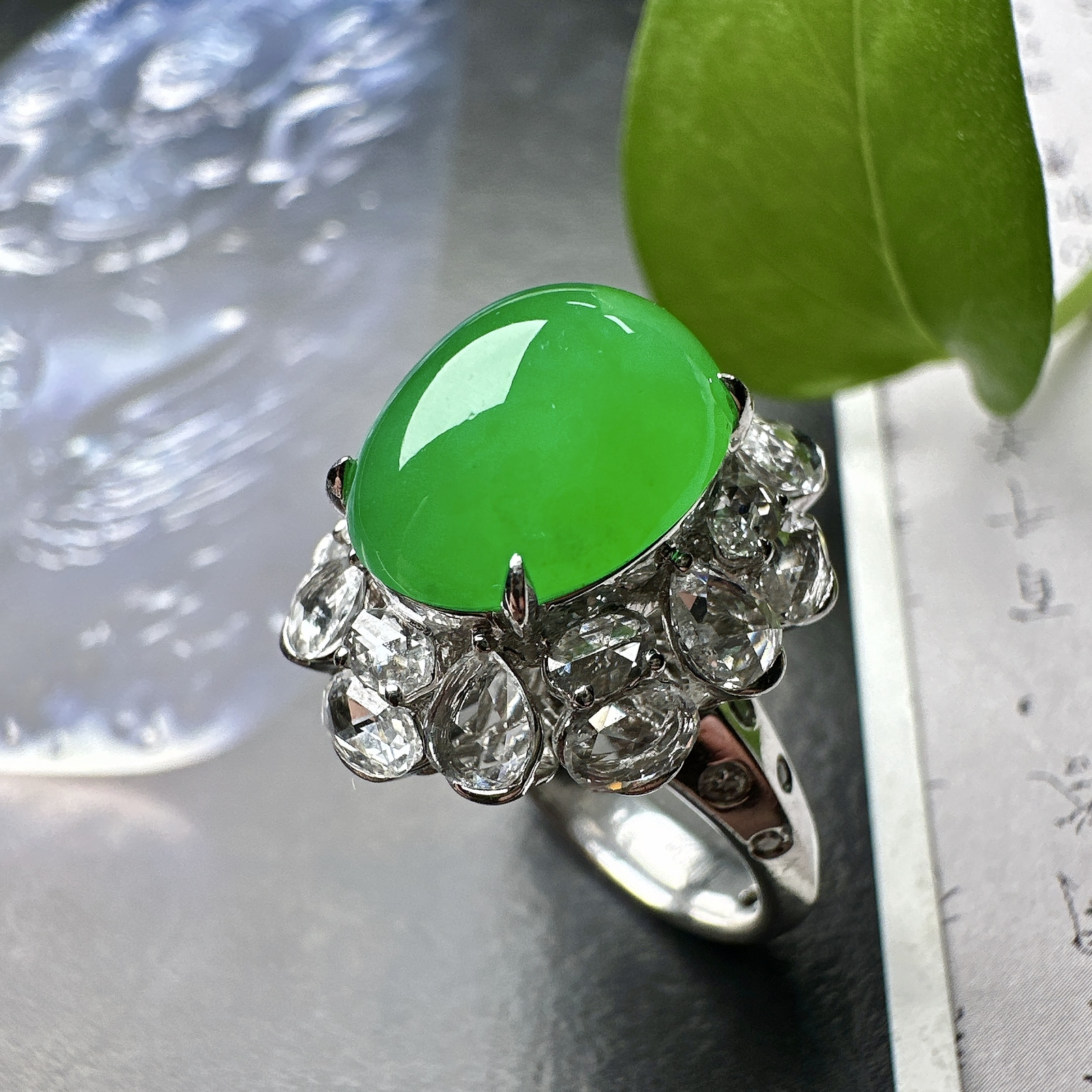 【冰种满绿蛋面戒指】质地均匀细腻，冰润起光，胶感强烈，颜色娇艳，18K金钻精美镶嵌，裸石尺寸12.8*10.2*7.5毫米