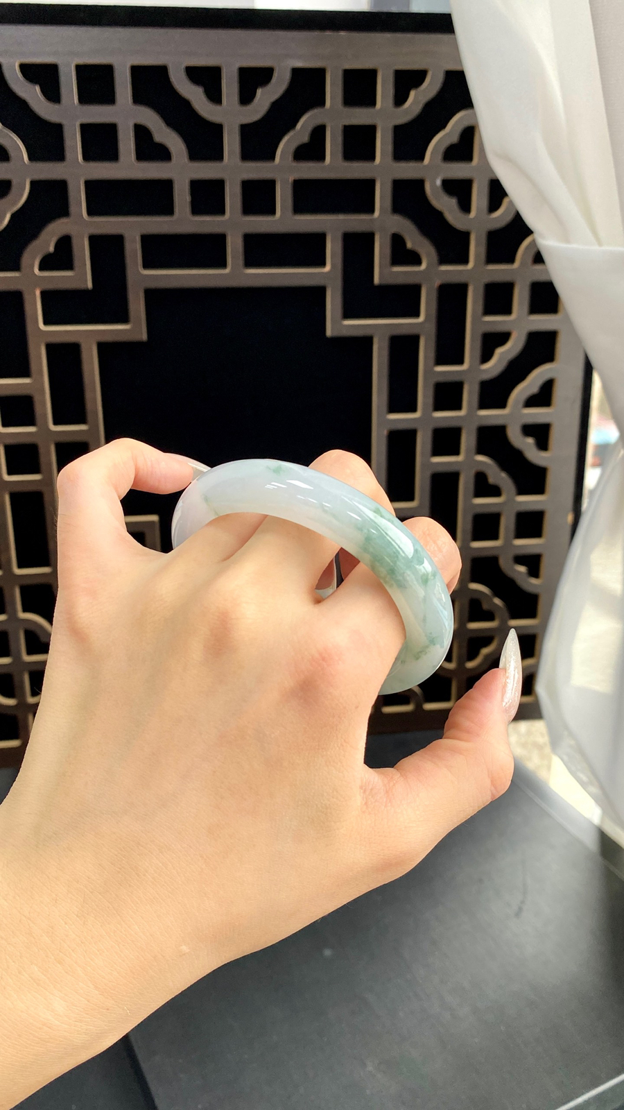 【飘花手镯】
尺寸：53-11.9-8.7
自然光无滤镜，原图直出