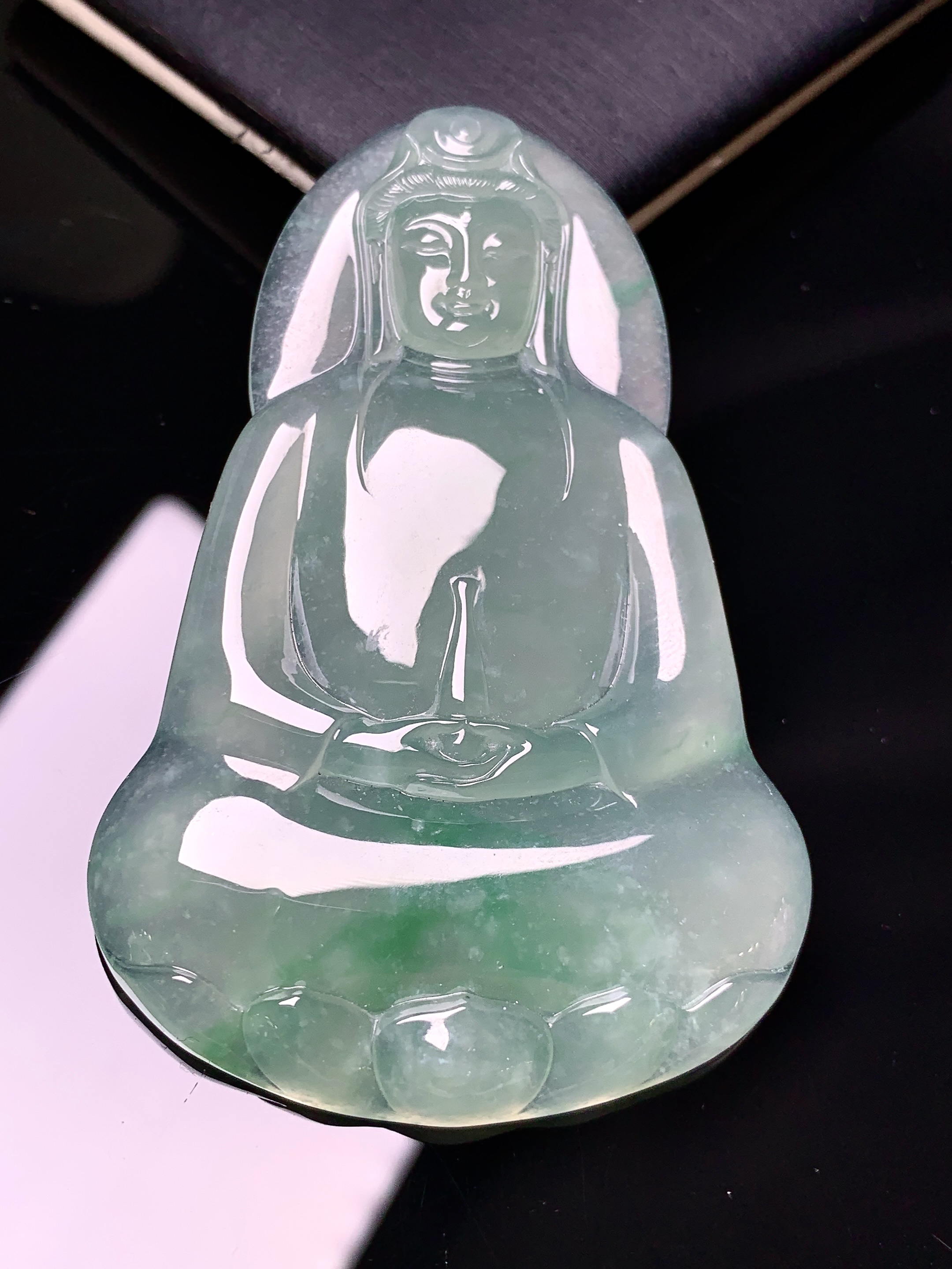 冰种飘绿观音菩萨吊坠 玉质细腻 色泽艳丽清新 水润亮眼 整体尺寸62.5*40.5*5.6x7