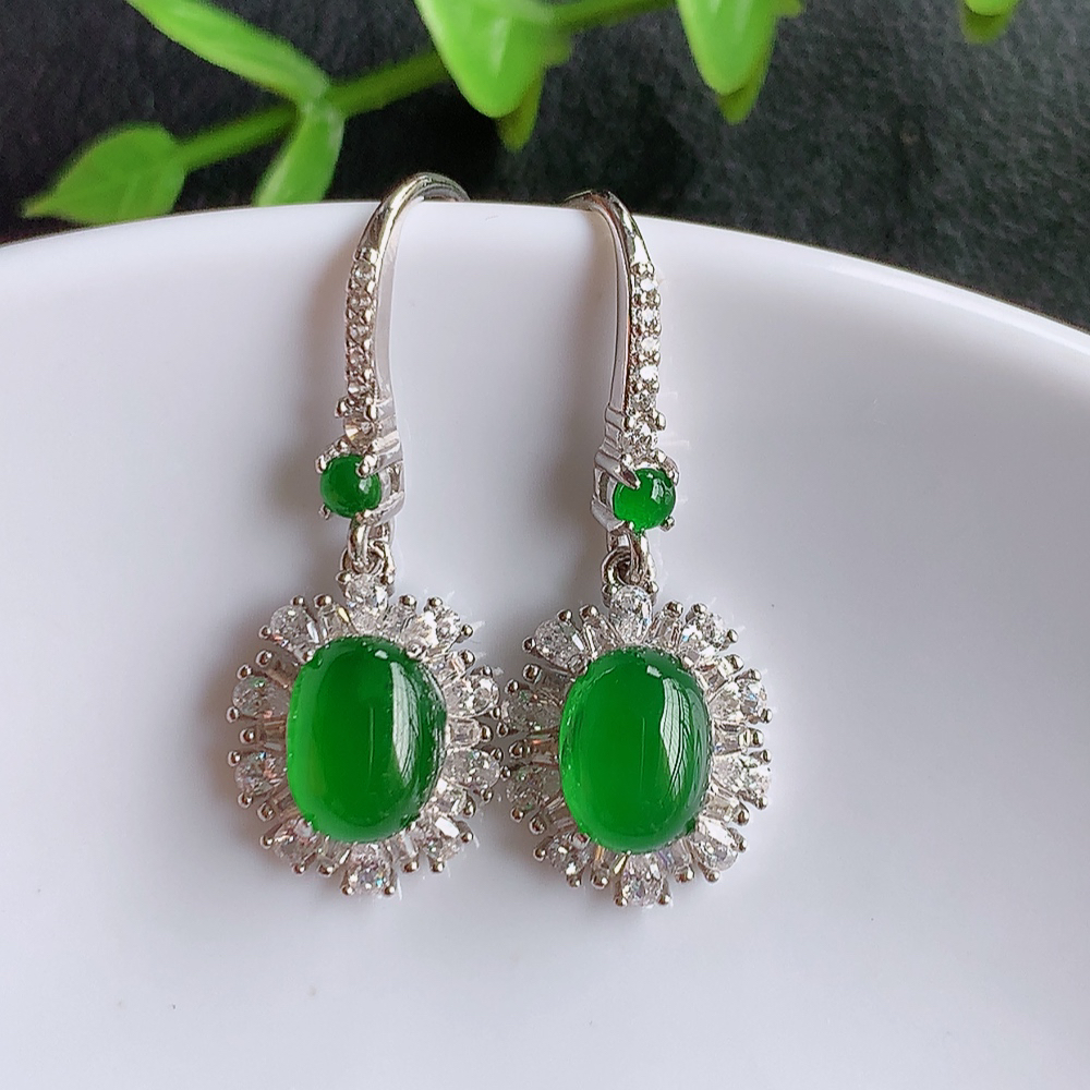 冰满绿翡翠925银镶嵌蛋面耳钉，自然光实拍，翠色灵动，颜色漂亮，种老水足，品相佳，佩戴佳品！W502.27 取一整体尺寸：29-10.8-5.5mm  裸石尺寸：8-5.8mm