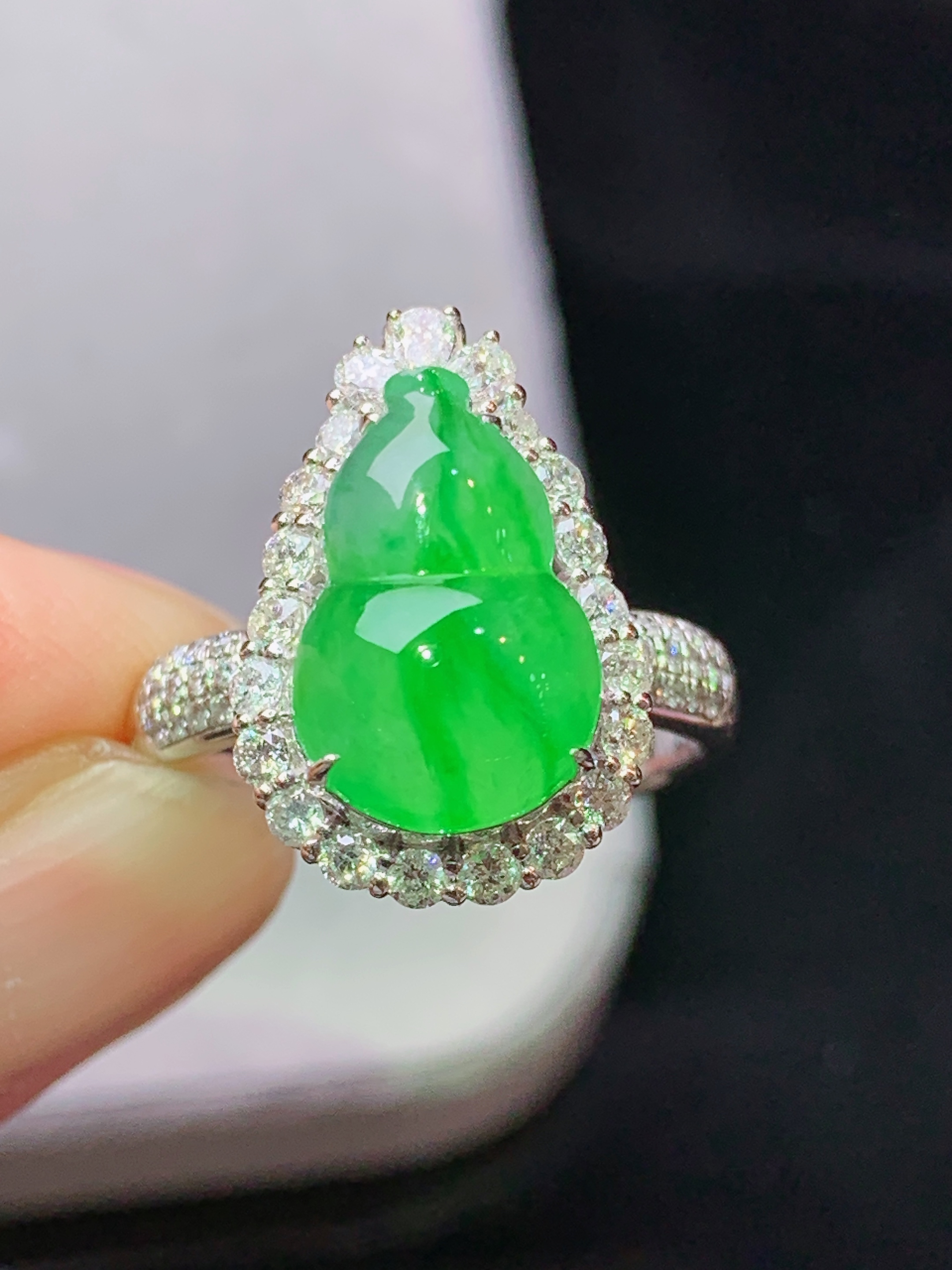 18k金钻镶嵌冰飘阳绿葫芦戒指吊坠两用款 玉质细腻 色泽艳丽清新 水润亮眼 圈口14 整体尺寸23.